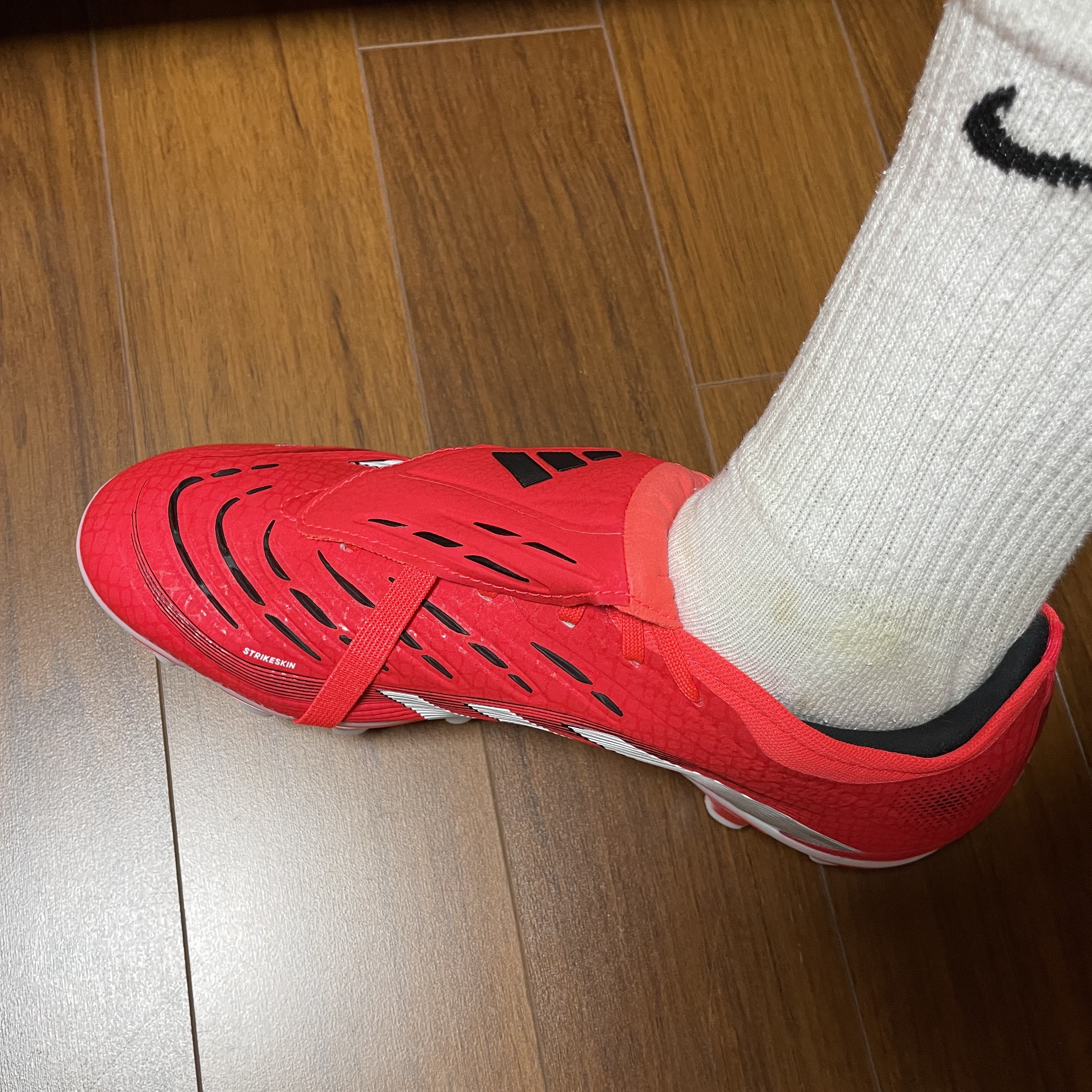 Adidas Predator Pro Foldover Tongue FG/MG Lucid Red Cloud White 착용 스타일 - 2