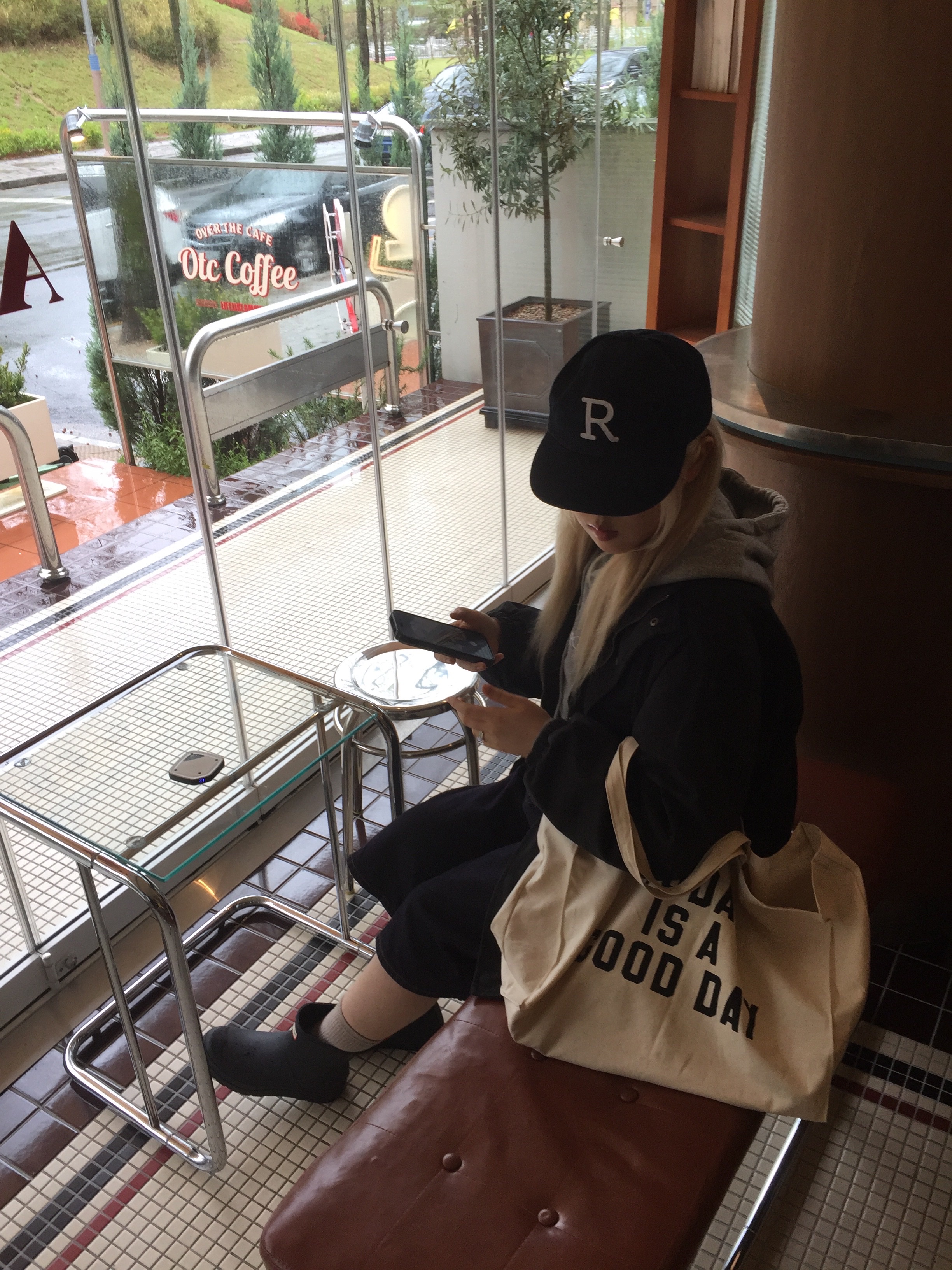 (W) Hunter Play Short Rain Boots Black 착용 스타일 - 2