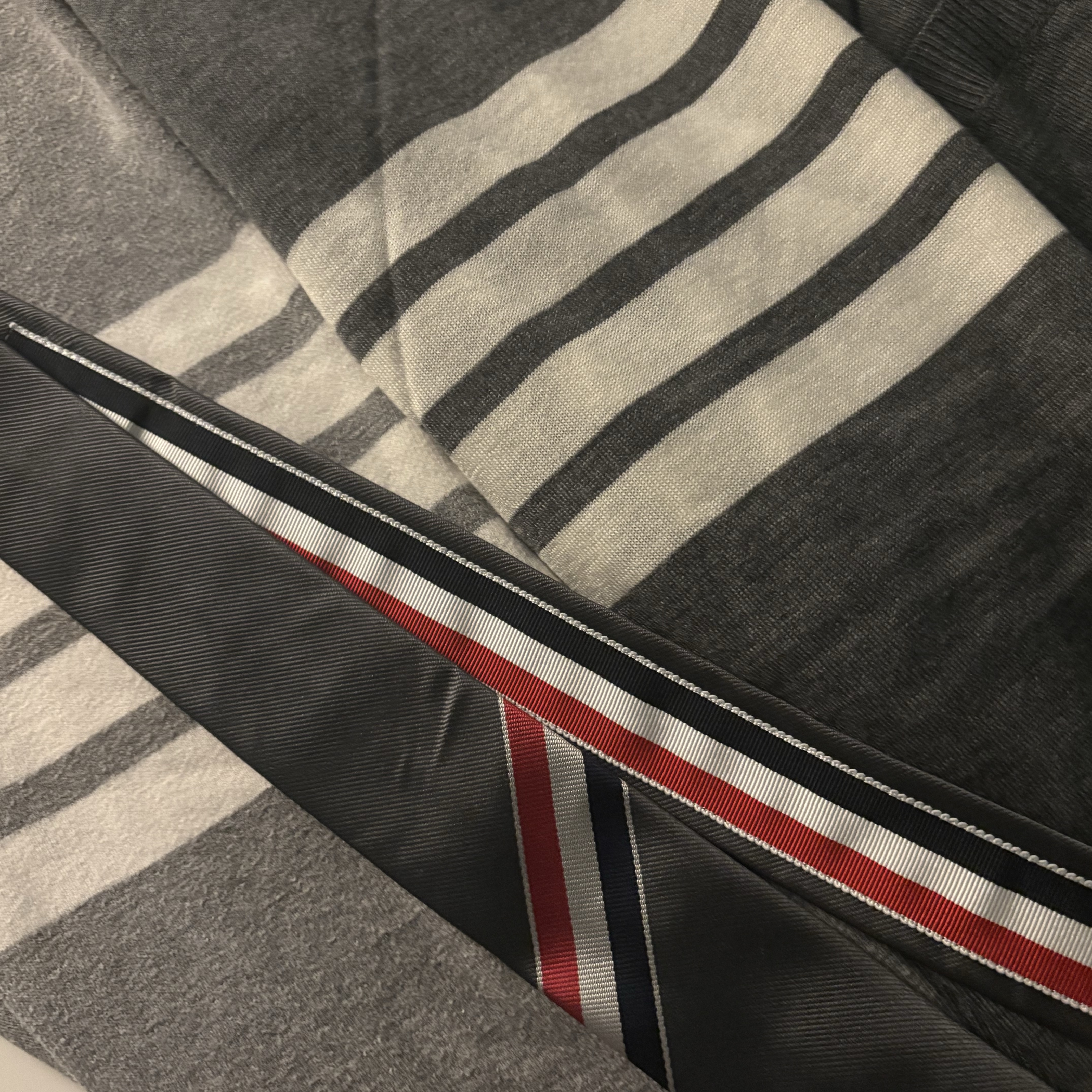 Thom Browne Sustainable Fine Merino Wool 4-Bar Classic Cardigan Medium Grey, Thom Browne Grosgrain Stripe Tie Dark Grey 착용 스타일