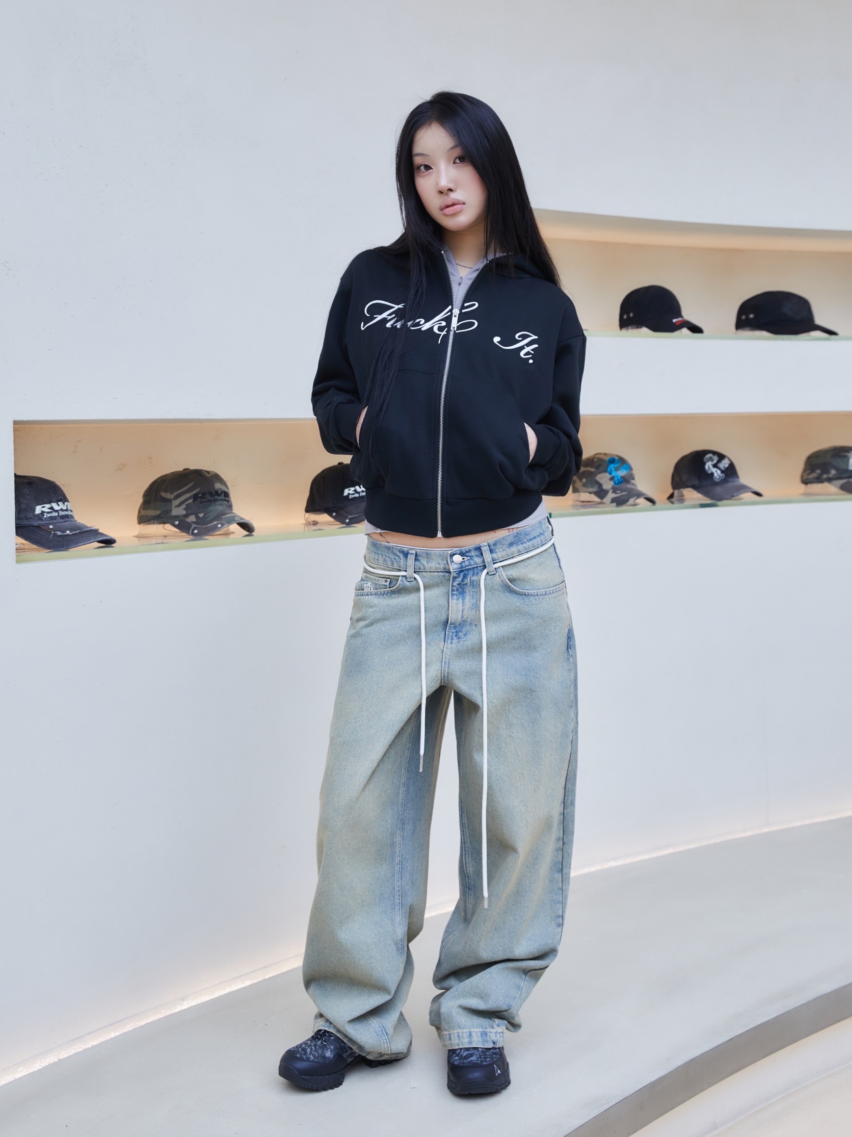 [KREAM 단독] About:Blank Wide Leg Denim Dirty Blue Wash - 26SS, Markgong Women Fuck It Zip Hoodie Black - 26SS 착용 스타일 - 5