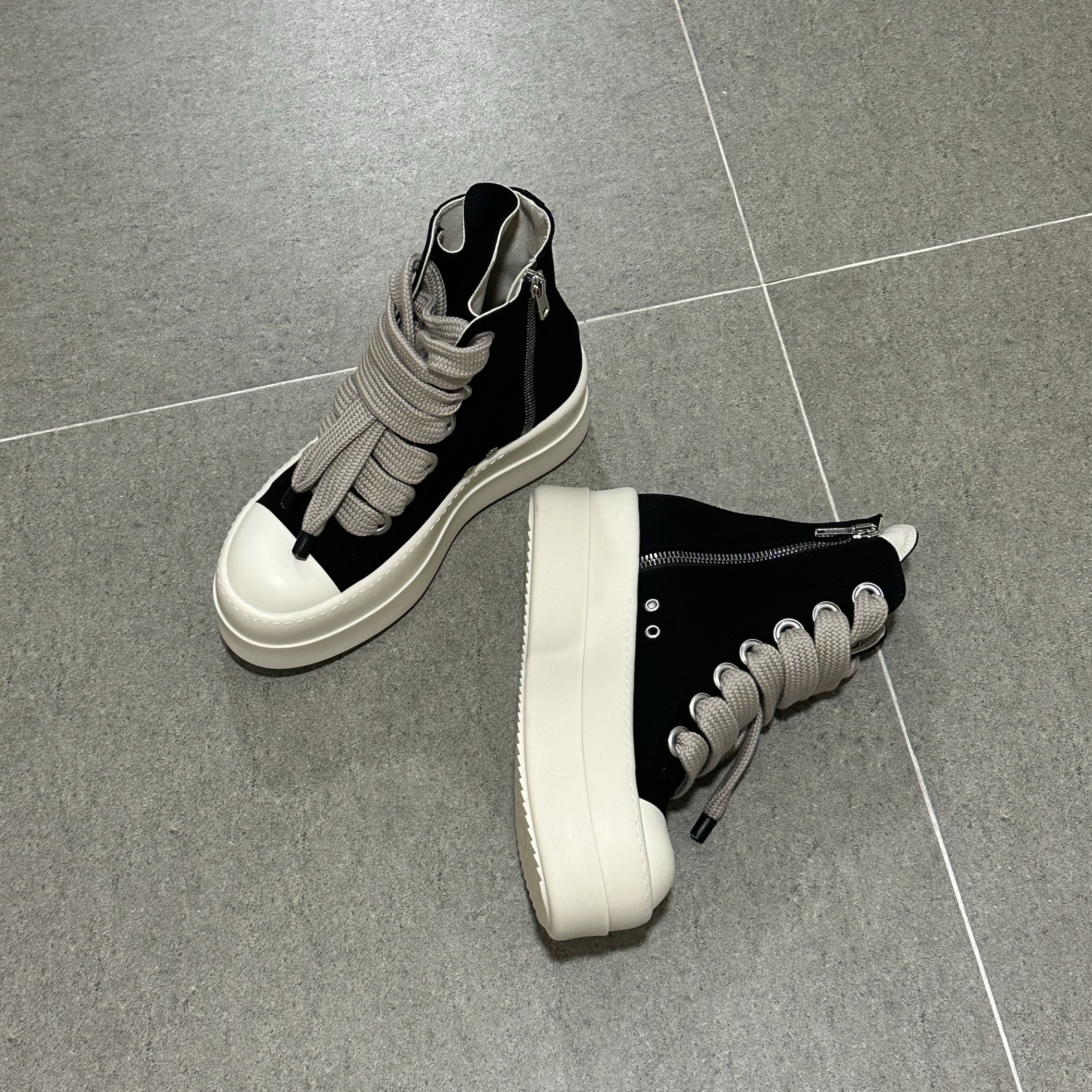 Rick Owens Mega Bumper Jumbolace Sneakers Black Milk, Rick Owens Mega Bumper Sneakers Black Milk 착용 스타일 - 2