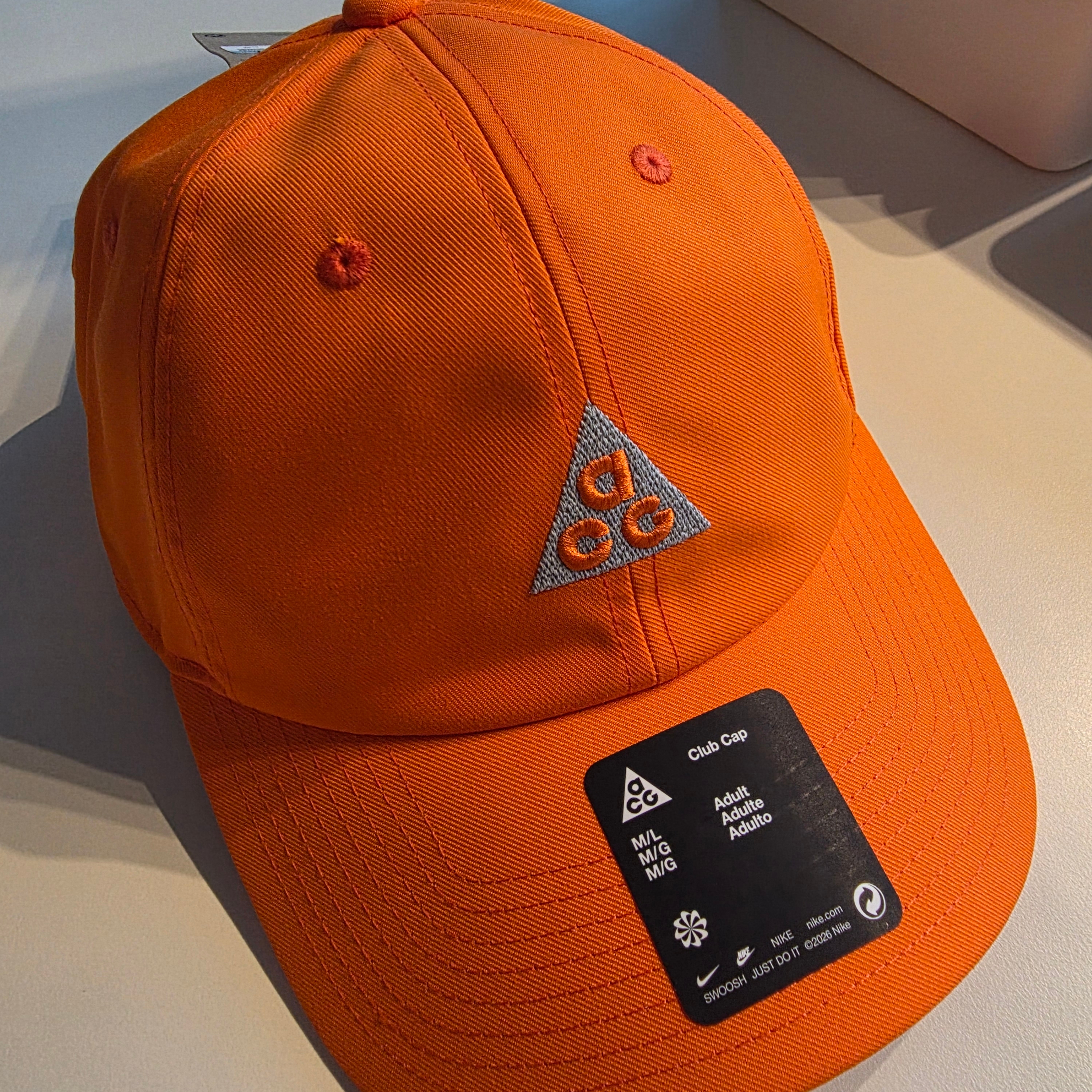 Nike ACG Club Unstructured Cap Safety Orange Vivid Purple 착용 스타일 - 1