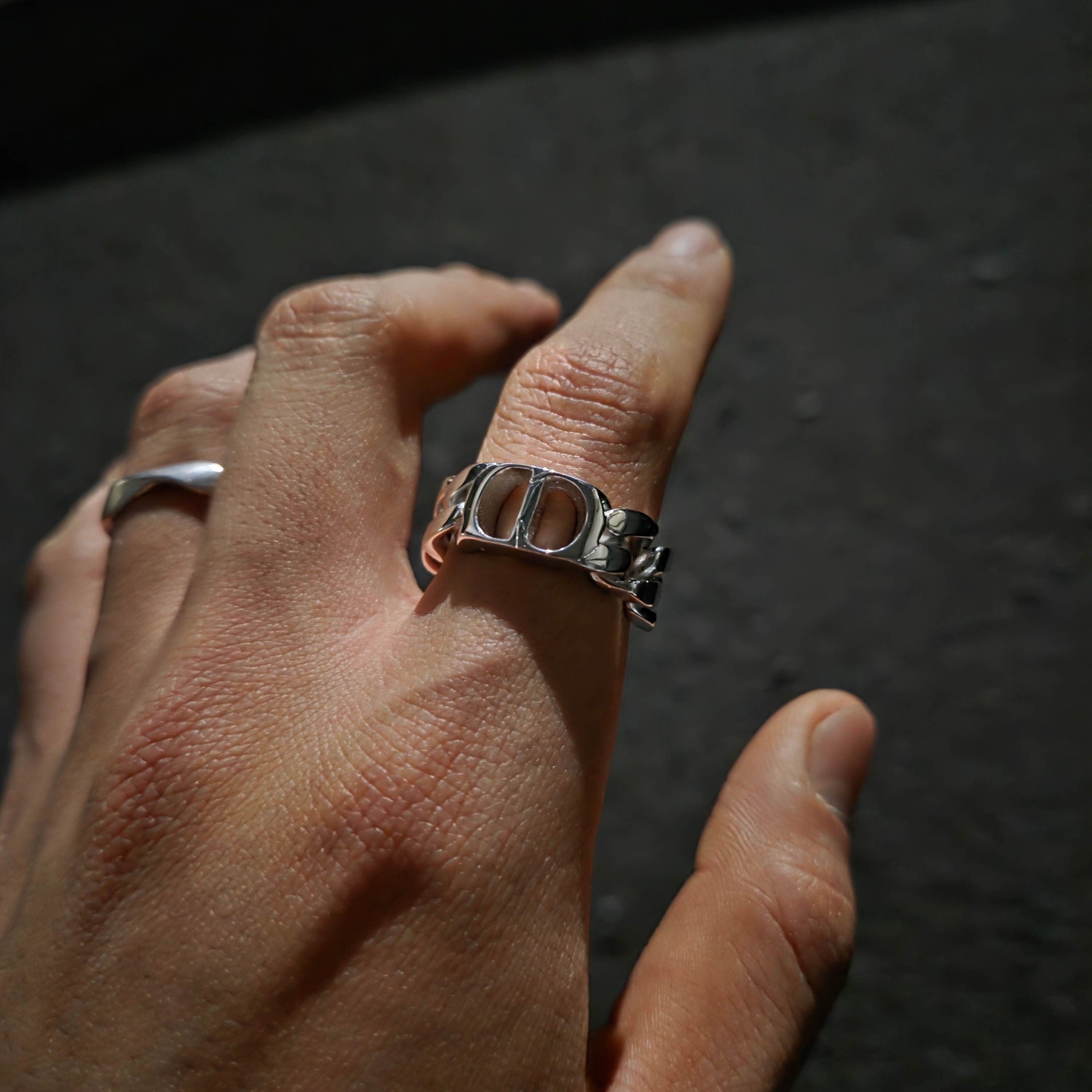 Dior CD Icon Chain Link Ring Silver 착용 스타일 - 3