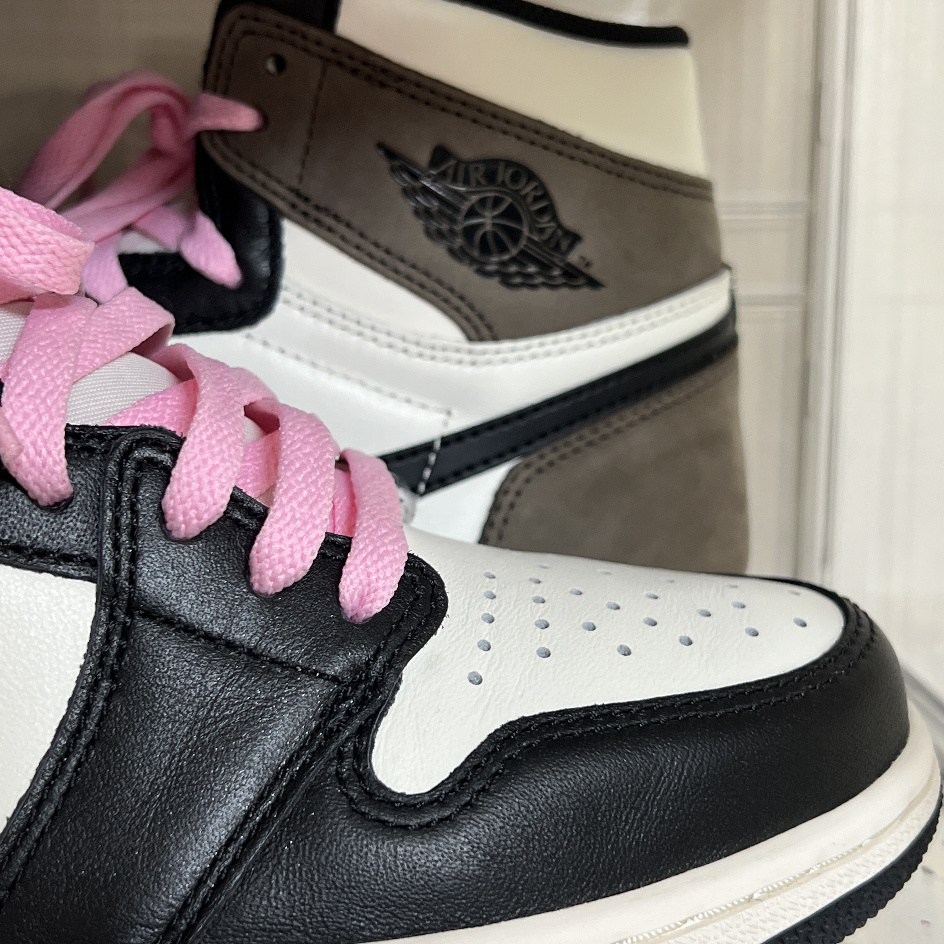 Jordan 1 Retro High OG Black Mocha 착용 스타일 - 2