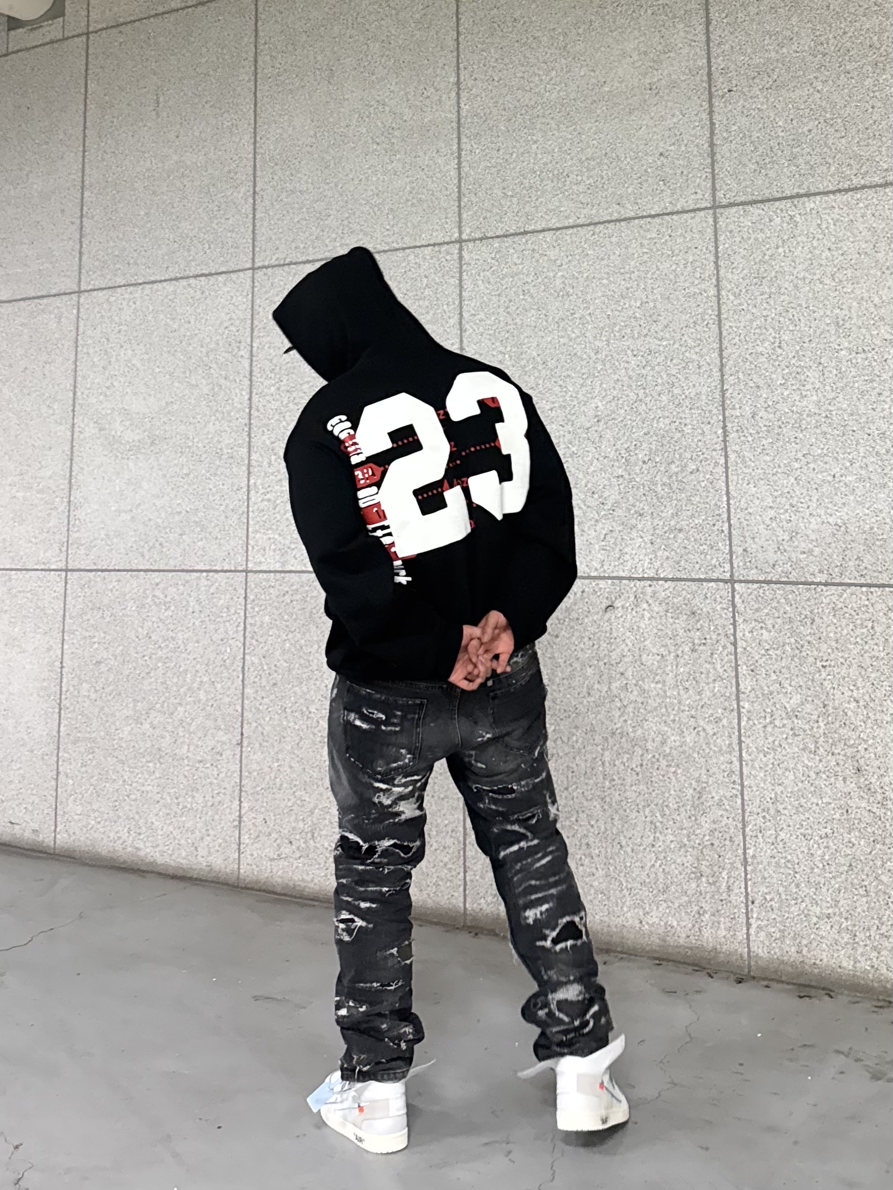 Jordan 1 x Virgil Abloh Archive Retro High Alaska White, Givenchy Cargo Logo Jeans in Destroyed Denim and Moleskin Black 착용 스타일 - 2