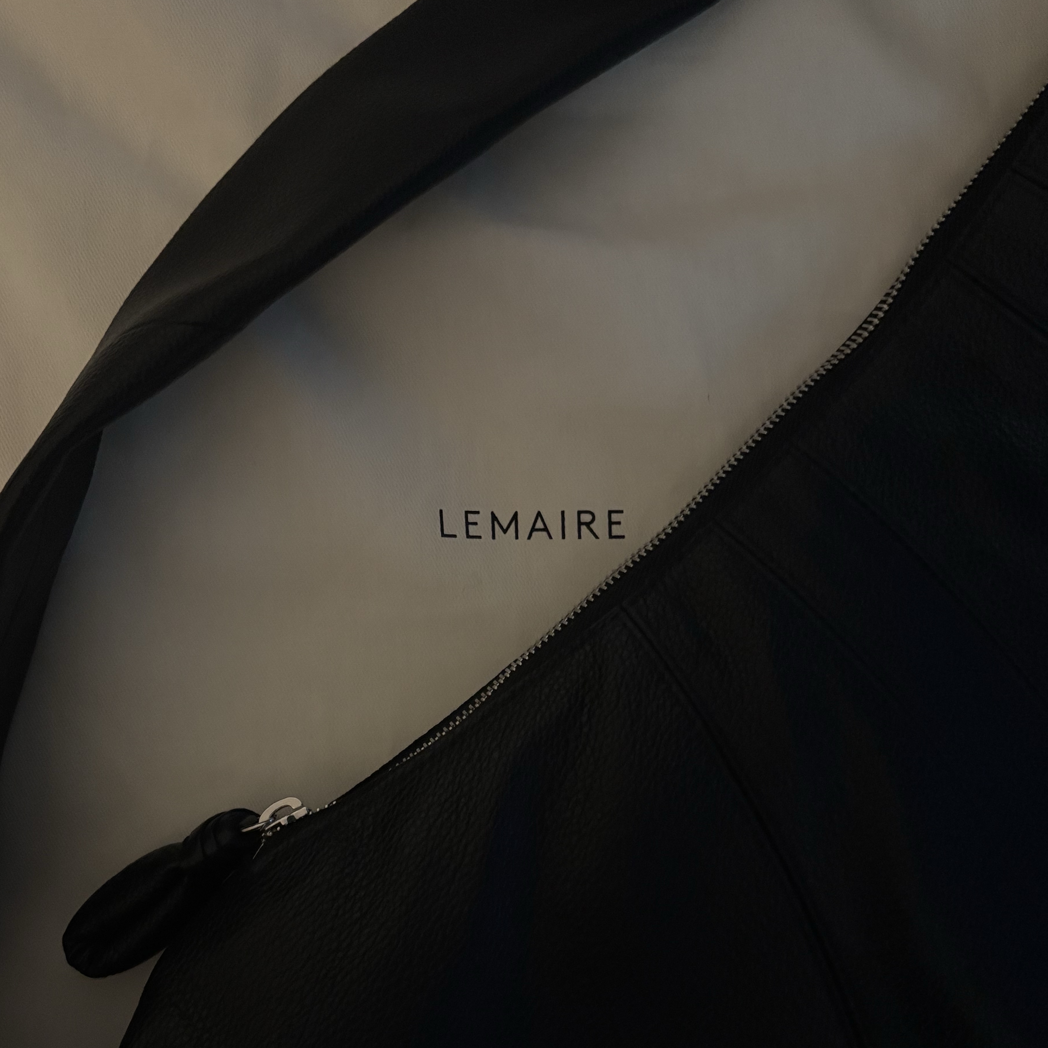 Lemaire Large Croissant Bag Soft Grained Leather Black 착용 스타일