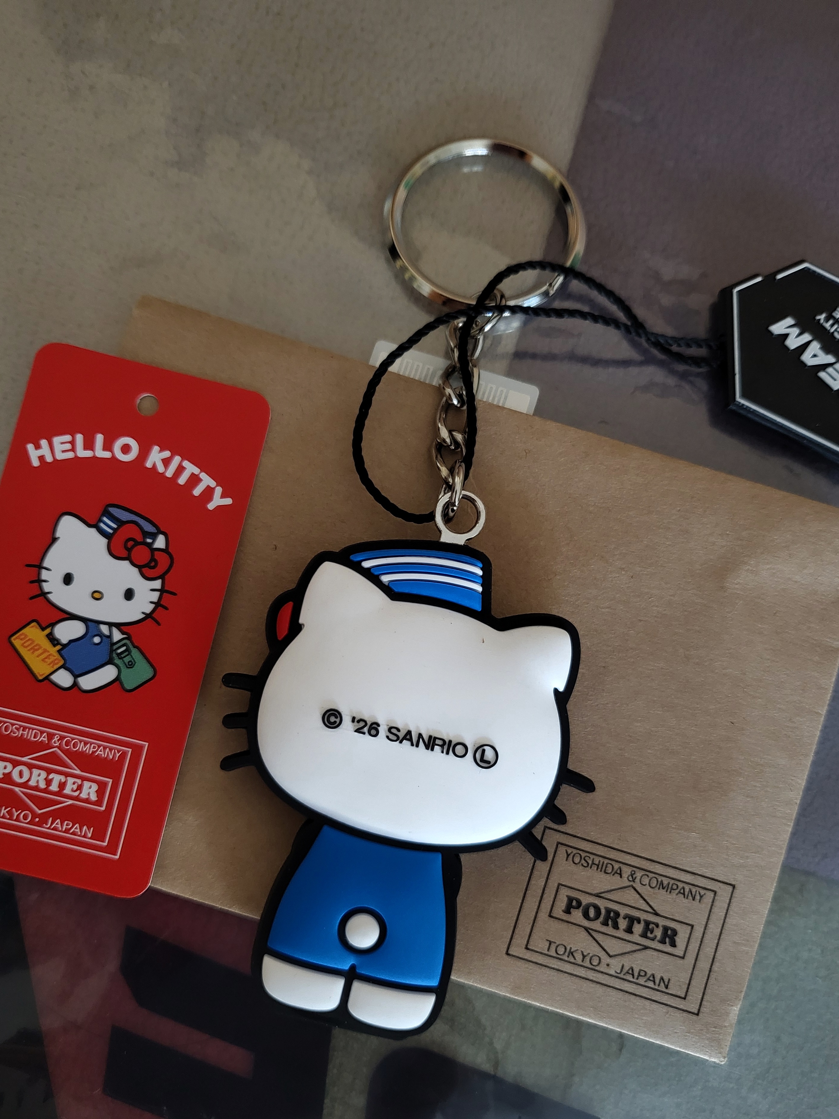 Porter x Hello Kitty Key Charm 착용 스타일 - 2