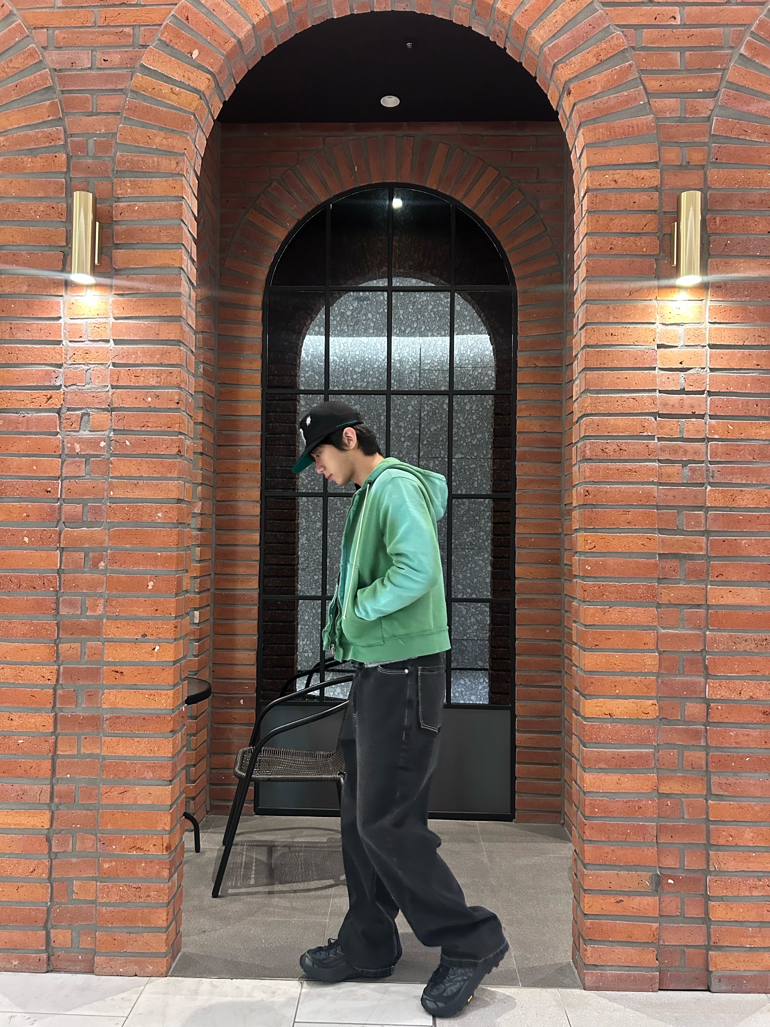 Camiel Fortgens Fitted Zip Hoodie Heavy Sweat Green Sun Faded - 25SS, Hoka Mafate Speed 2 Black Castlerock 착용 스타일 - 2