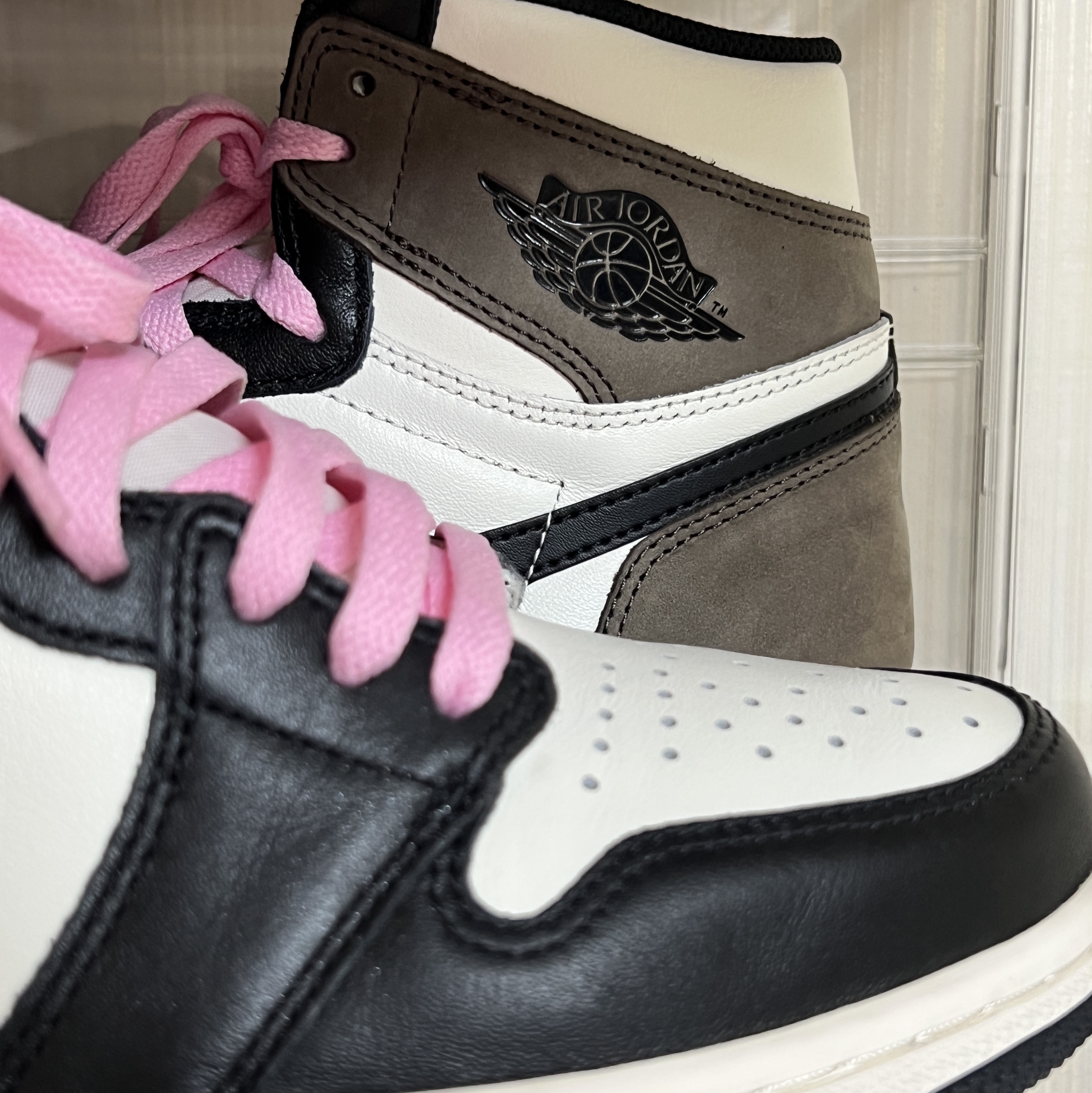 Jordan 1 Retro High OG Black Mocha 착용 스타일 - 3