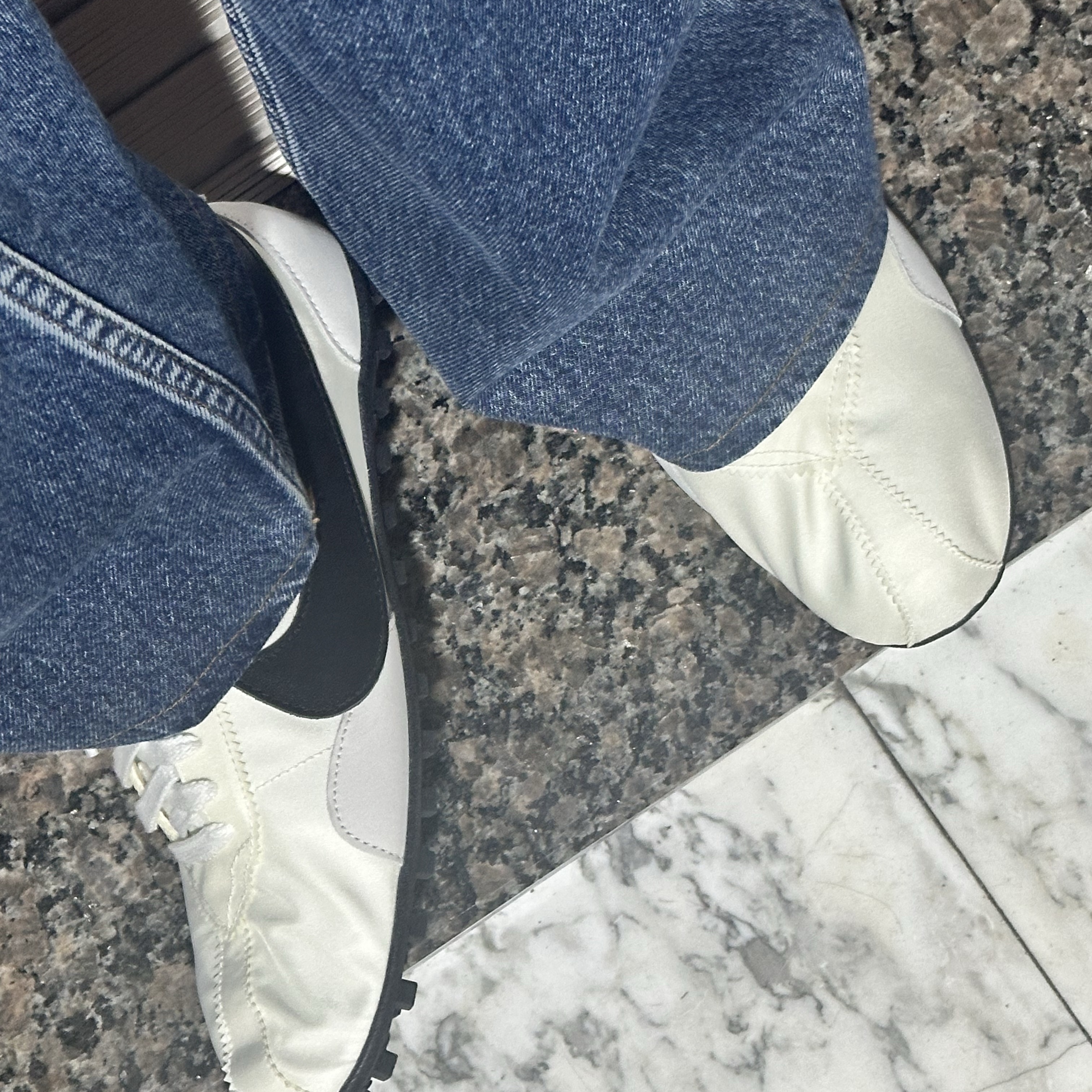(W) Nike Moon Shoe Soft Pearl and Black 착용 스타일