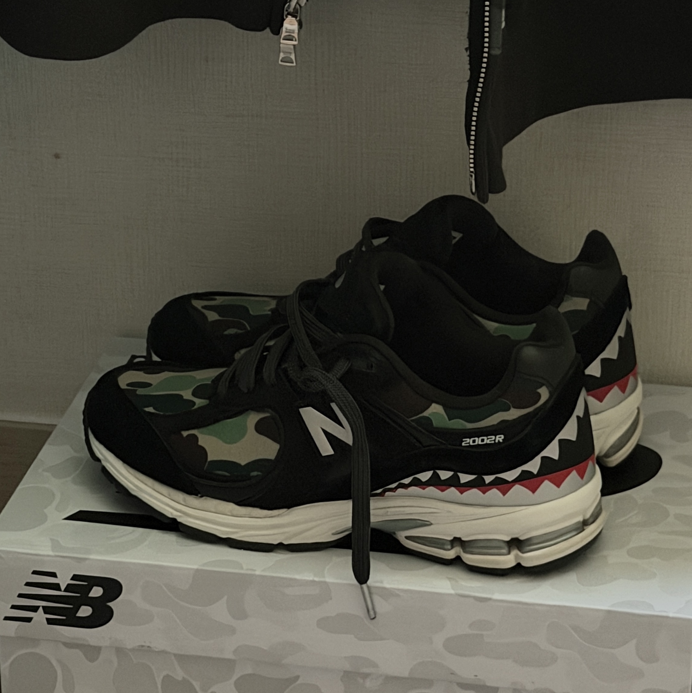 New Balance x BAPE 2002R Black Camo (Special Box) 착용 스타일