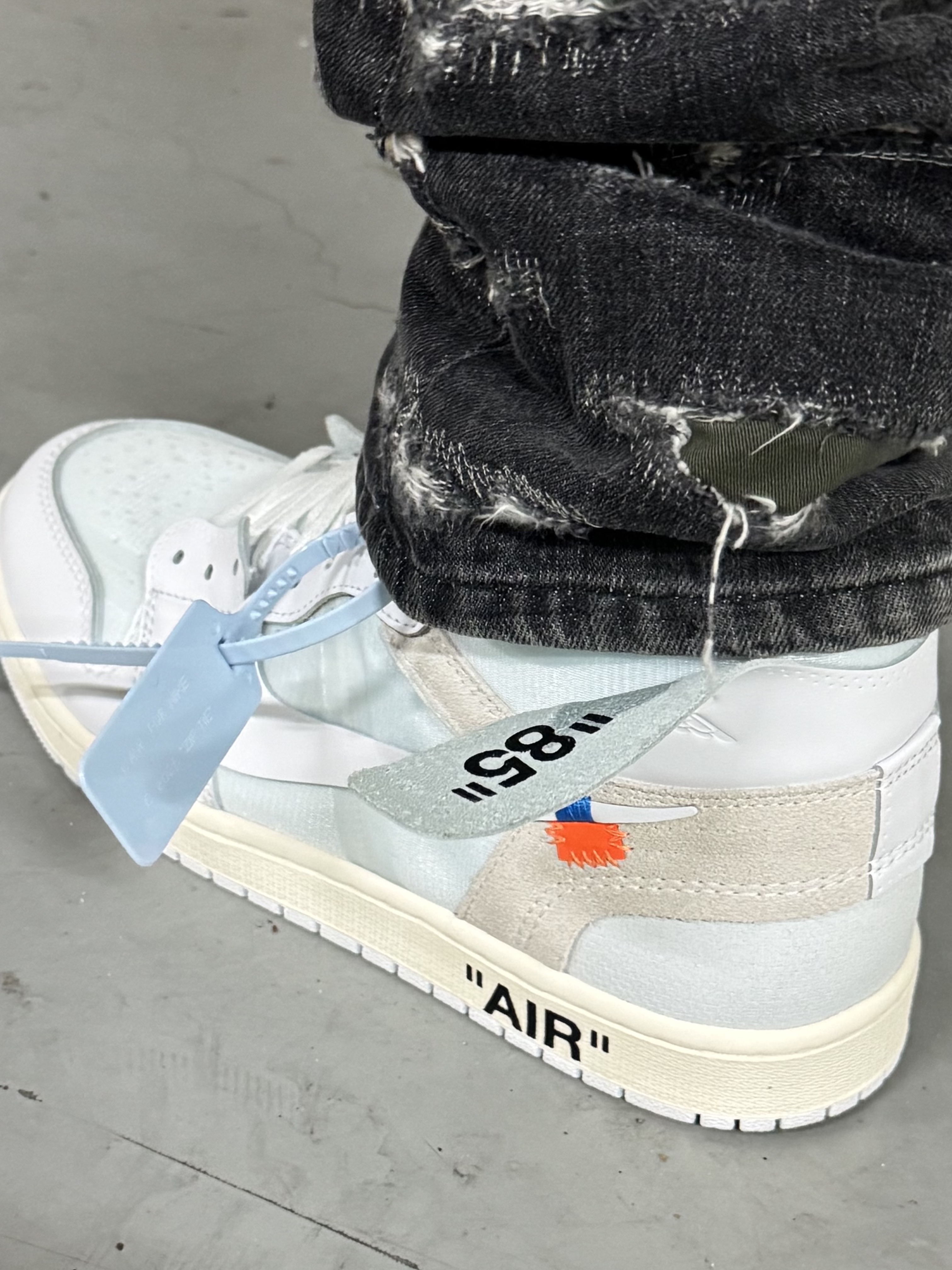 Jordan 1 x Virgil Abloh Archive Retro High Alaska White, Givenchy Cargo Logo Jeans in Destroyed Denim and Moleskin Black 착용 스타일 - 3