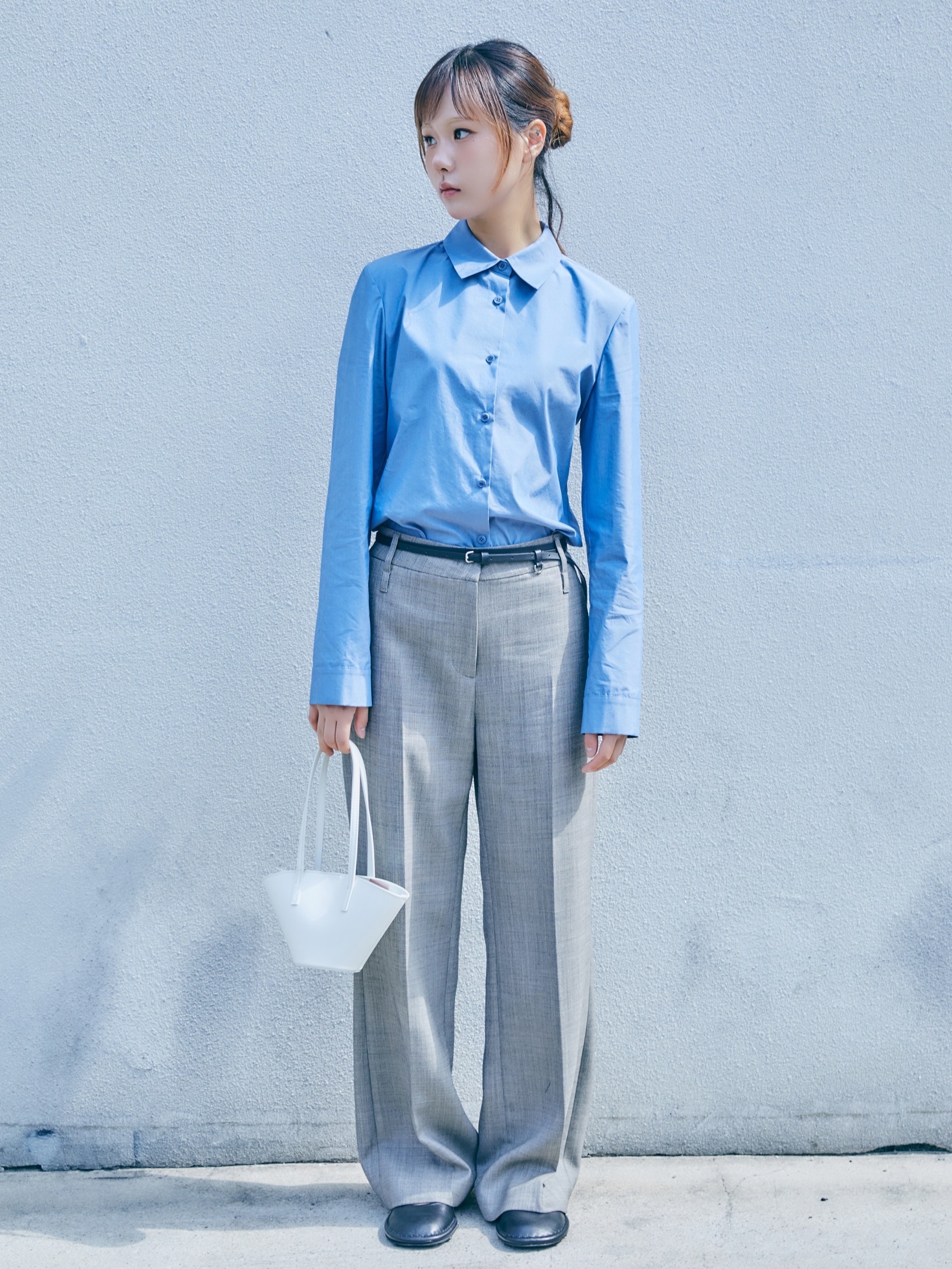 Amomento Women Slim Shirt Blue - 26SS, Amomento Women Leather Belt 1cm Black - 26SS 착용 스타일 - 1