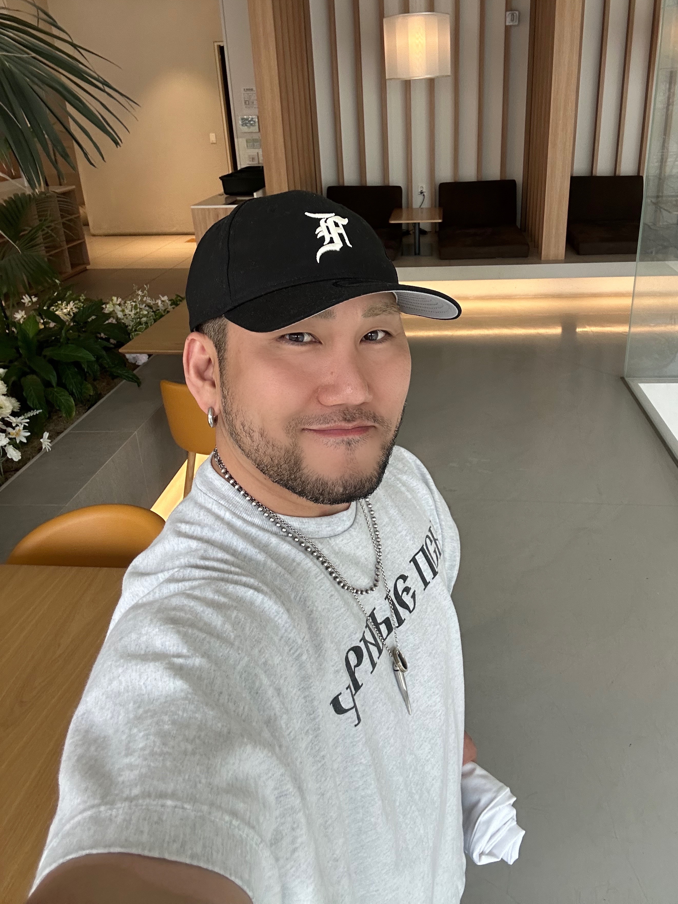 New Era x Fear of God 9forty Chicago White Sox Adjustable Cap Black, Yeezy x Gosha Rubchinskiy YZY Black Dogs T-Shirt Heather Grey 착용 스타일 - 3