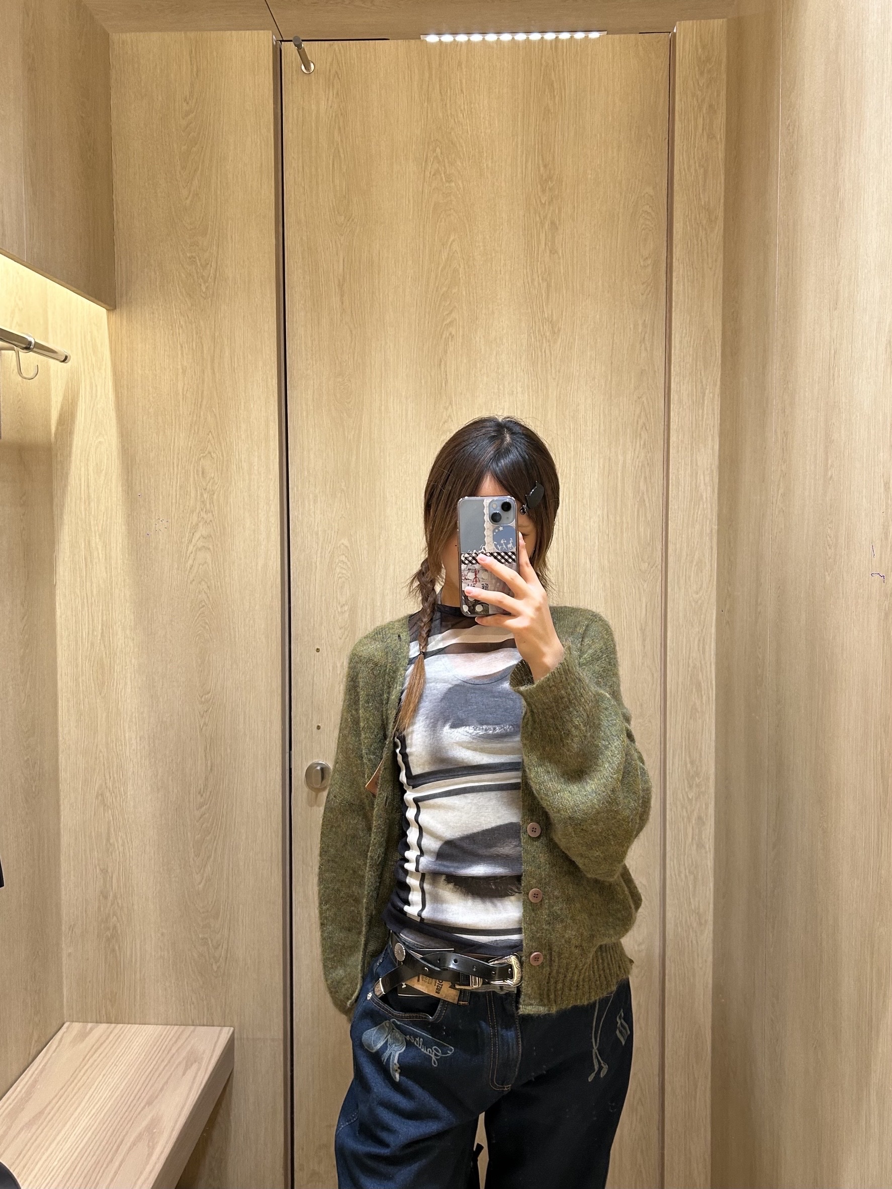 Magliano Drew Barrymore Cardigan Green - 26SS, Jean Paul Gaultier Women Re-Edition : Mesh Longsleeve Top Printed "Eyes" And "Lips" Grey - 26SS 착용 스타일 - 3