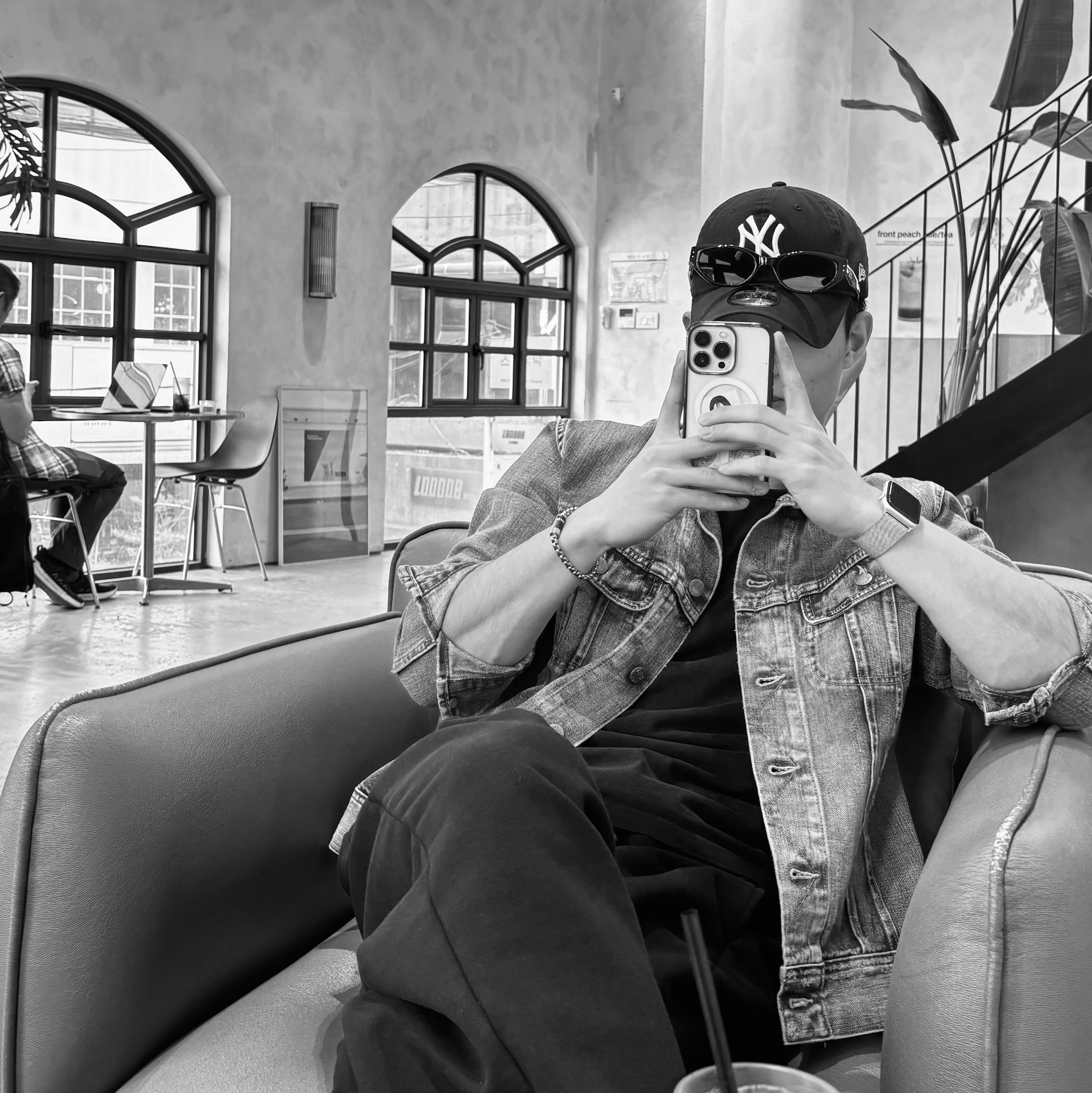 Double RL Indigo Denim Jacket Leland Wash, New Era x MoMA New York Yankees Cap Black 착용 스타일 - 2