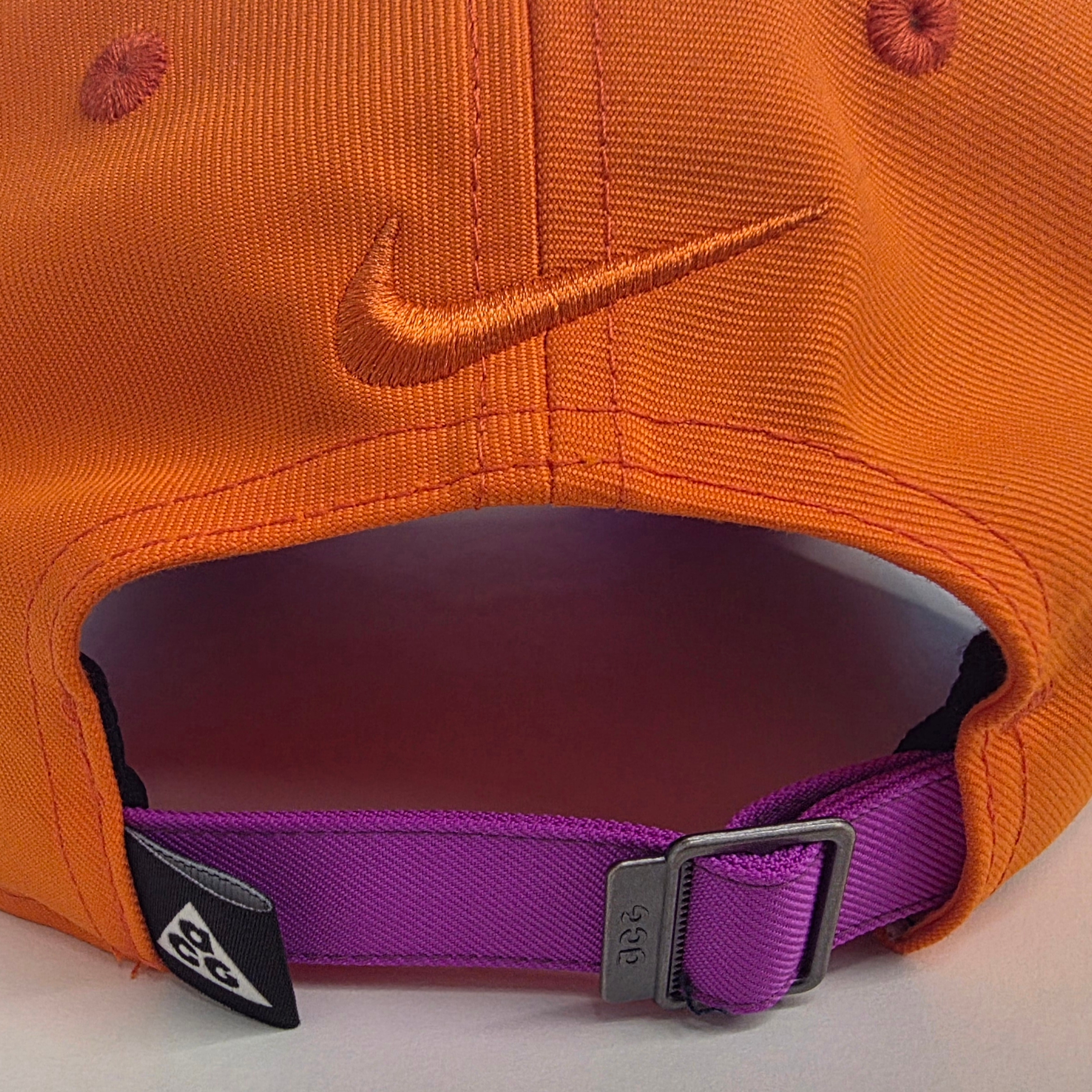 Nike ACG Club Unstructured Cap Safety Orange Vivid Purple 착용 스타일 - 2