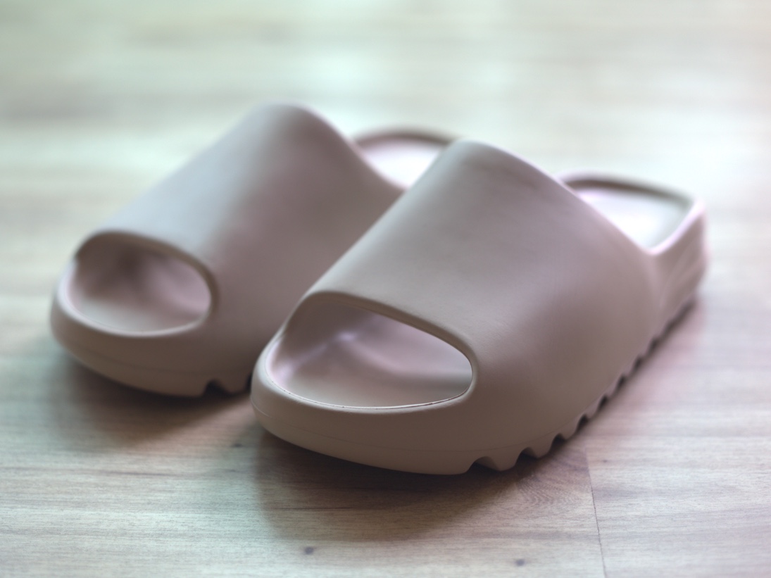 Adidas Yeezy Slide Pure 착용 스타일