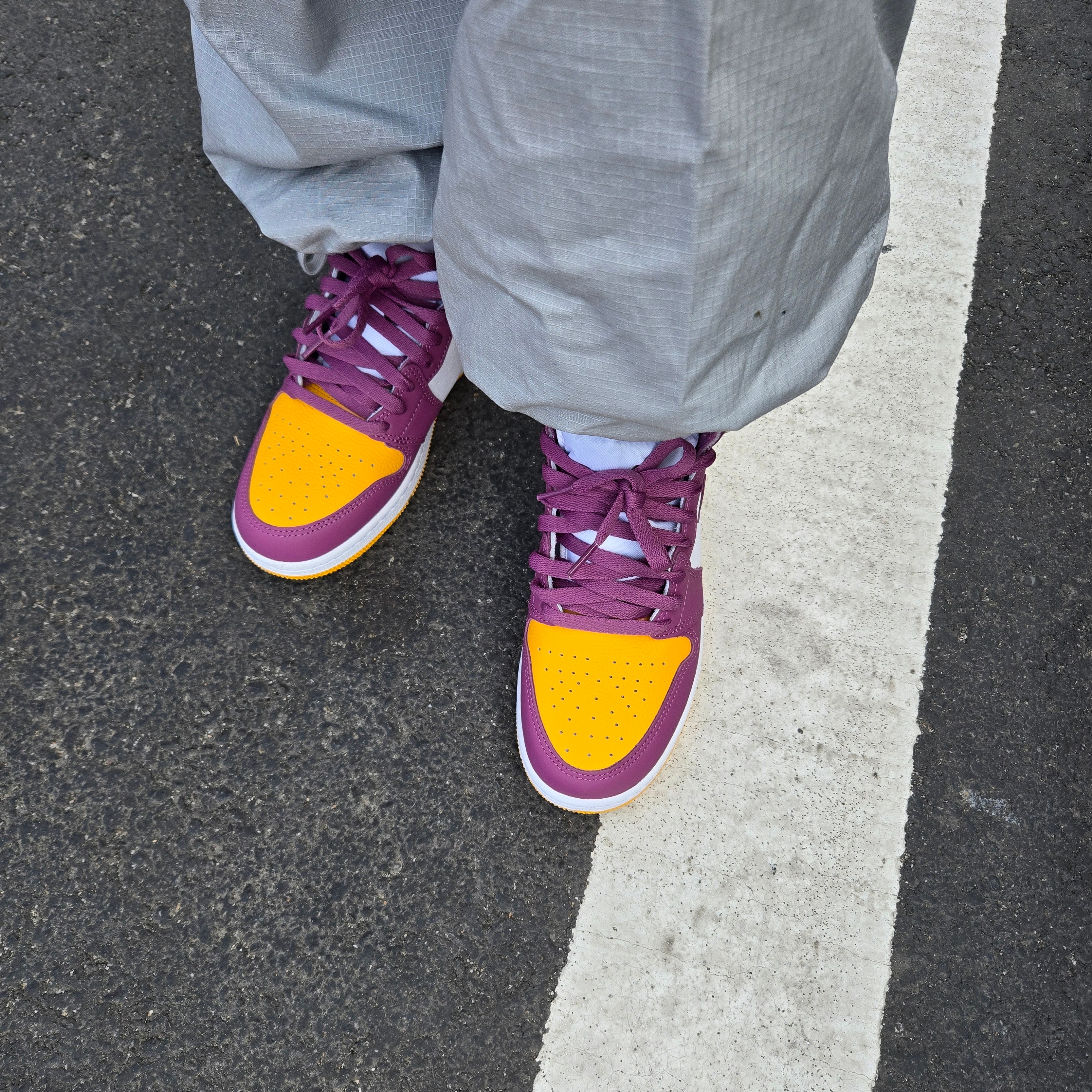 (GS) Jordan 1 Retro High OG University Gold Light Bordeaux 착용 스타일