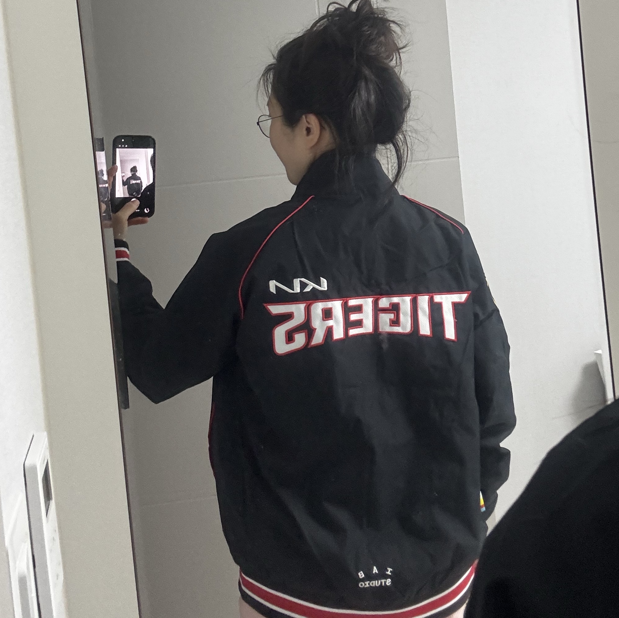 Kia Tigers x IAB Studio 24 Authentic Spring Autumn Jumper Black 착용 스타일