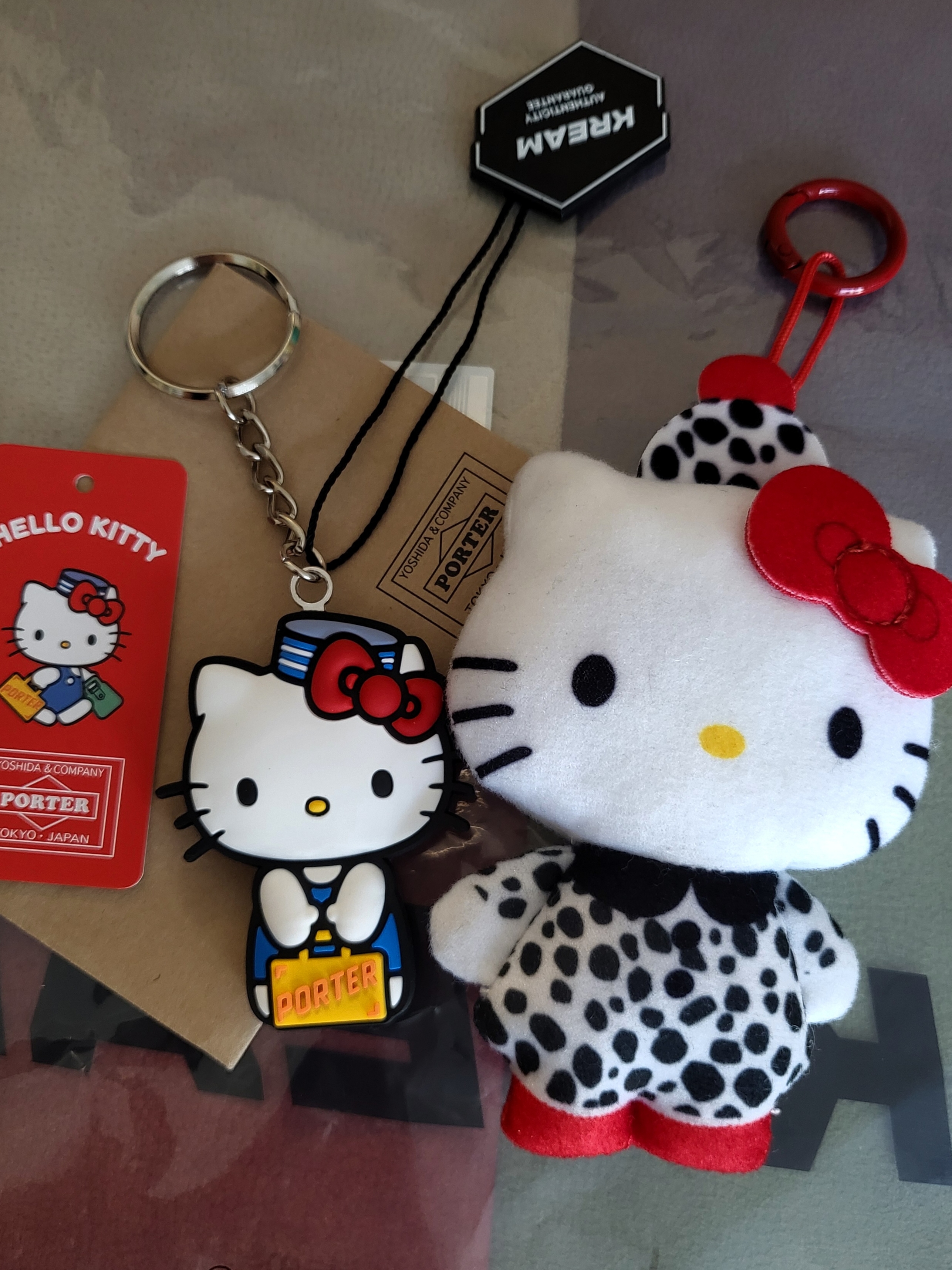 Porter x Hello Kitty Key Charm 착용 스타일