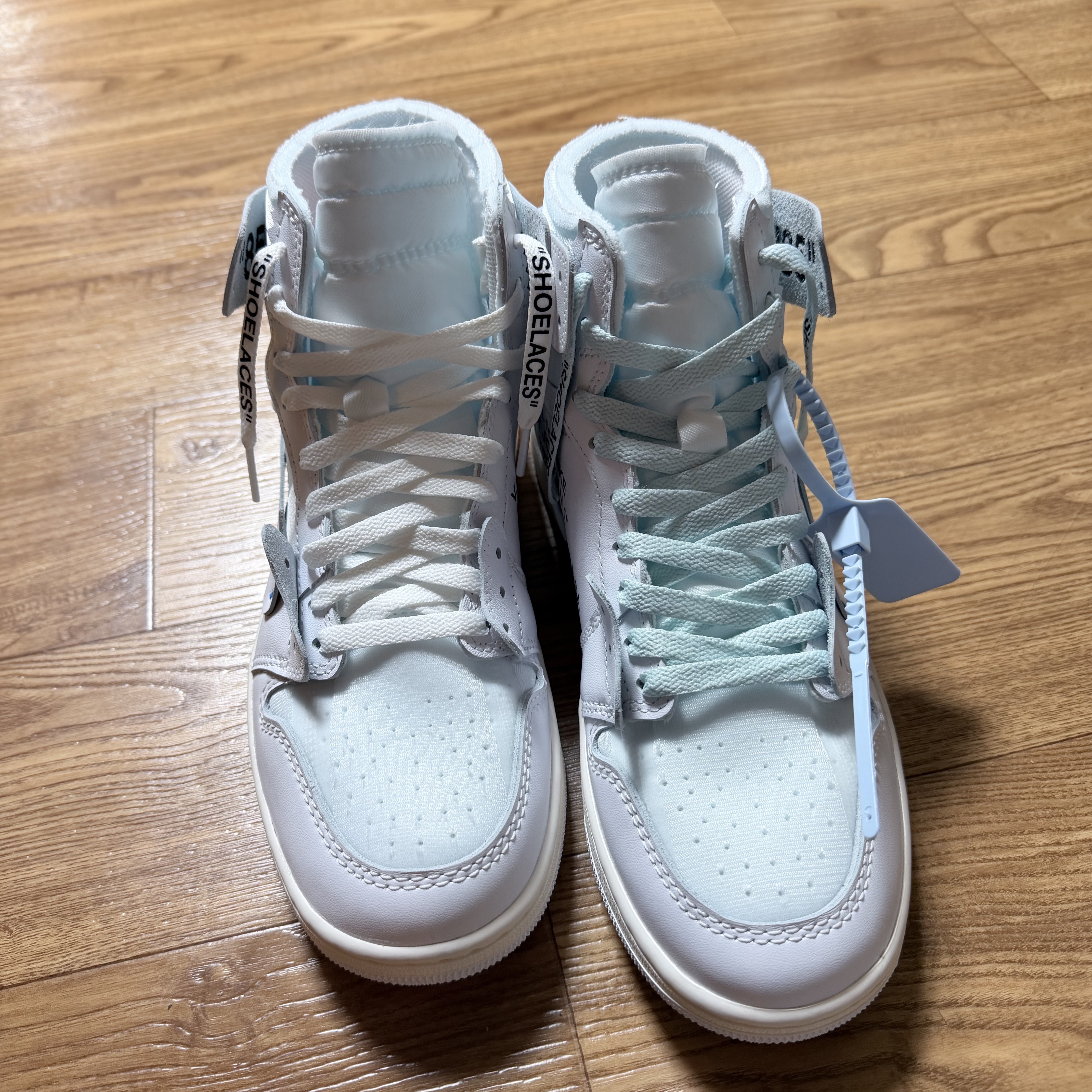 Jordan 1 x Virgil Abloh Archive Retro High Alaska White, Jordan 1 x Travis Scott x Fragment Retro Low OG SP Military Blue 착용 스타일 - 4