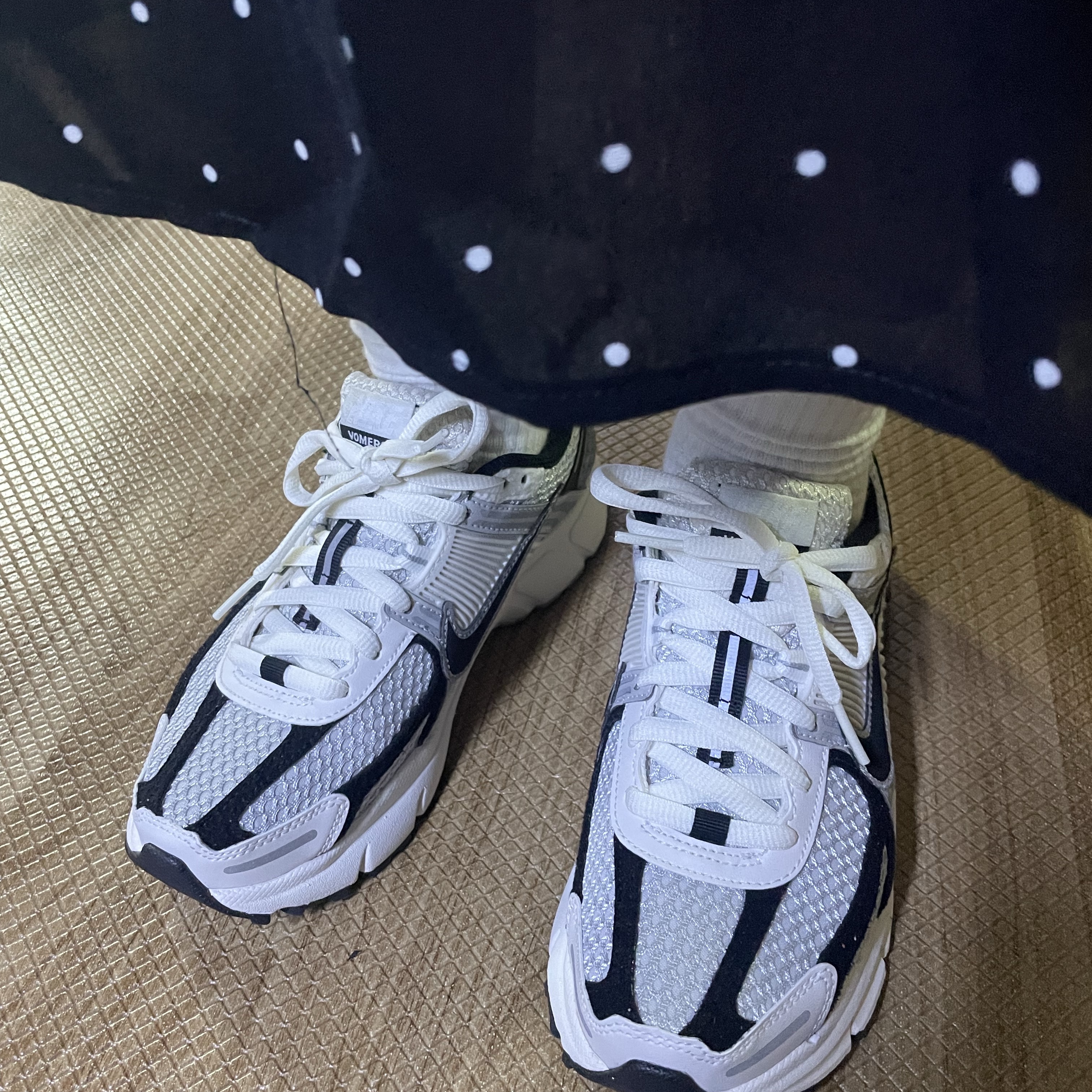 (W) Nike Zoom Vomero 5 Photon Dust Phantom 착용 스타일
