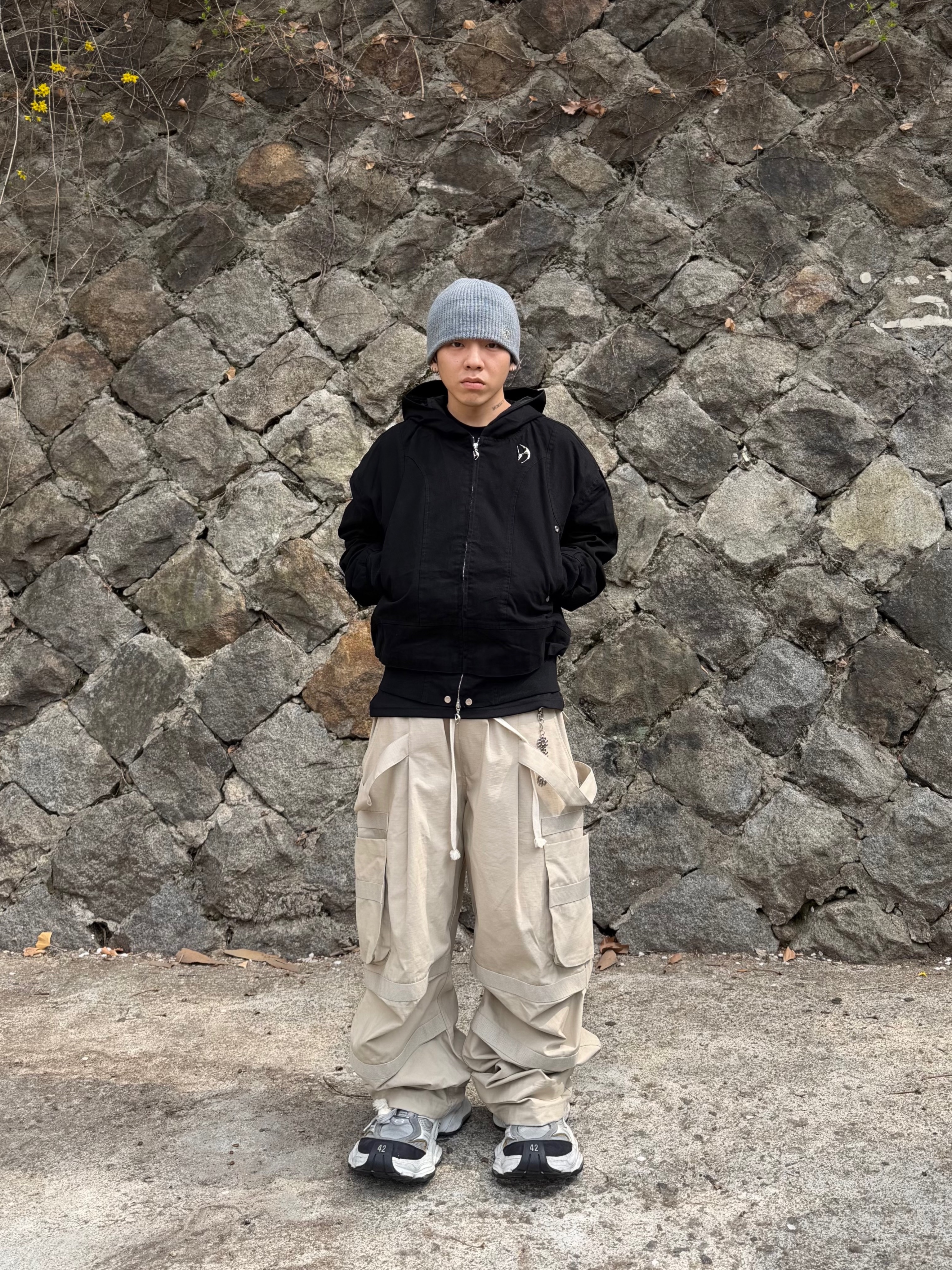 Balenciaga Cargo Sneakers White Grey, Wapworks Wide Safety Cargo Pants Beige 착용 스타일 - 2