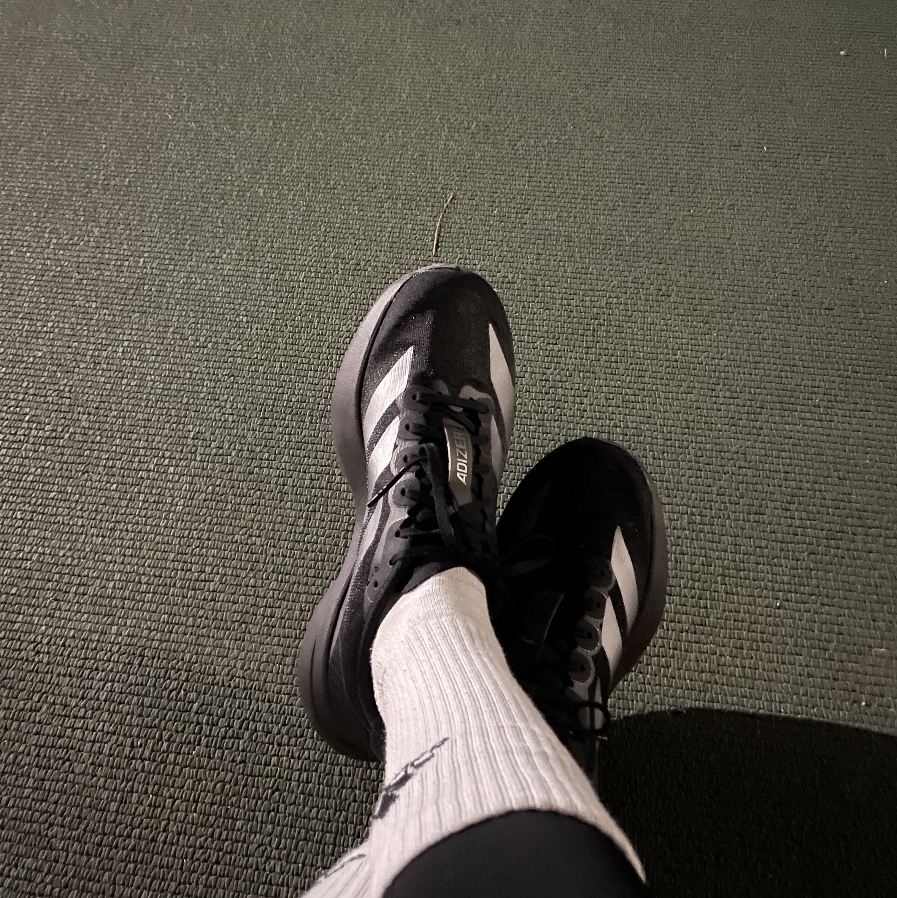 (W) Adidas Adizero EVO SL Core Black Iron Metallic 착용 스타일