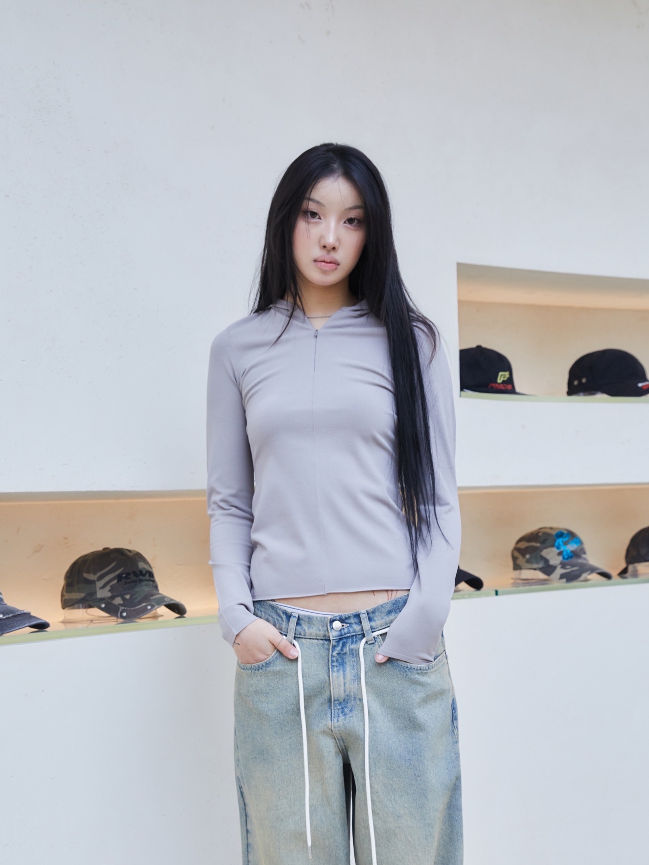 Amomento Women Half Zip-Up Knit Hoodie Grey Beige - 26SS 착용 스타일 - 2