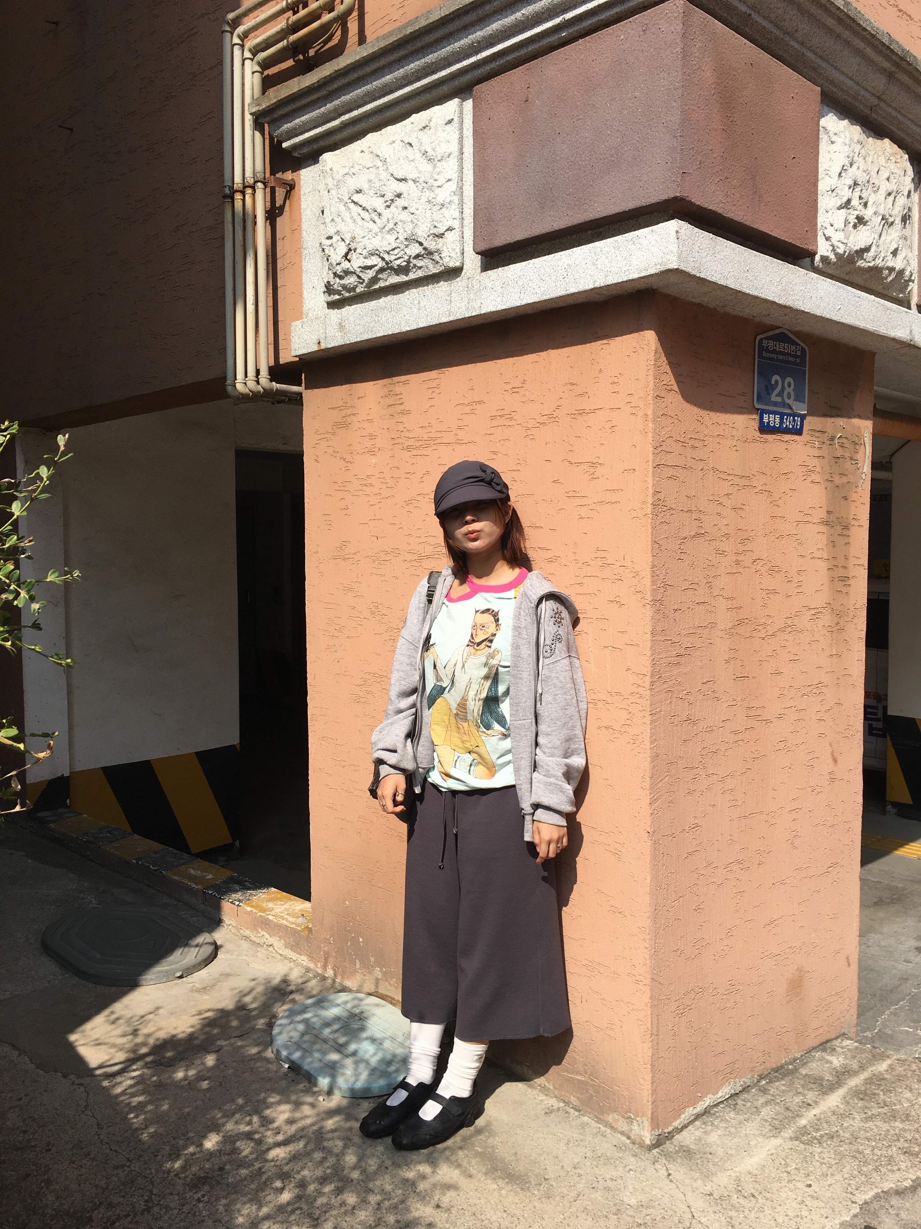 COYSEIO 038 Waffle Capri Pants Charcoal, COYSEIO Ribbon Tie Cap Charcoal 착용 스타일 - 2