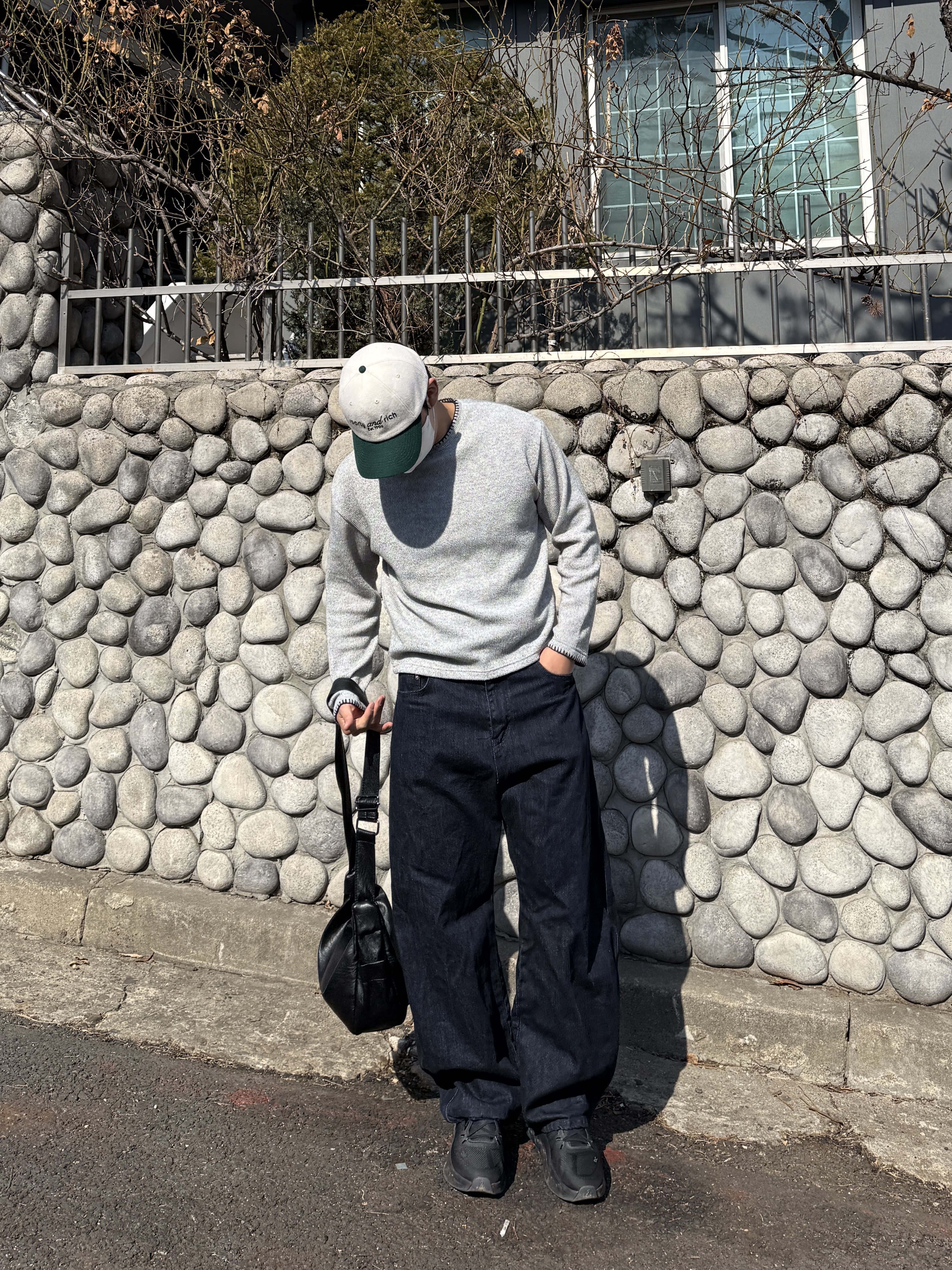 Sporty & Rich NY Racquet Club Hat Cream, On Running Cloudmonster All Black 착용 스타일 - 1
