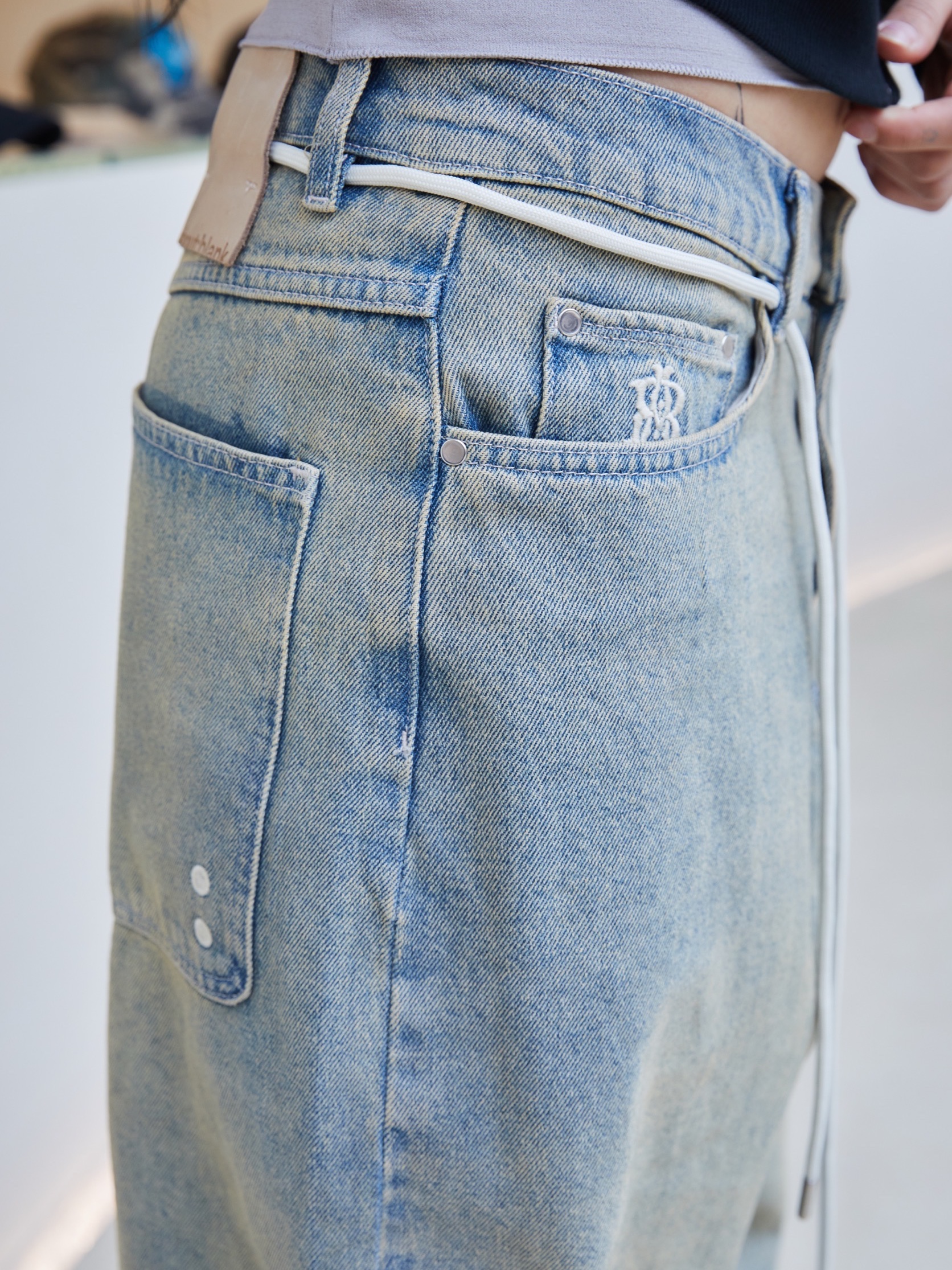 [KREAM 단독] About:Blank Wide Leg Denim Dirty Blue Wash - 26SS, Markgong Women Fuck It Zip Hoodie Black - 26SS 착용 스타일 - 4