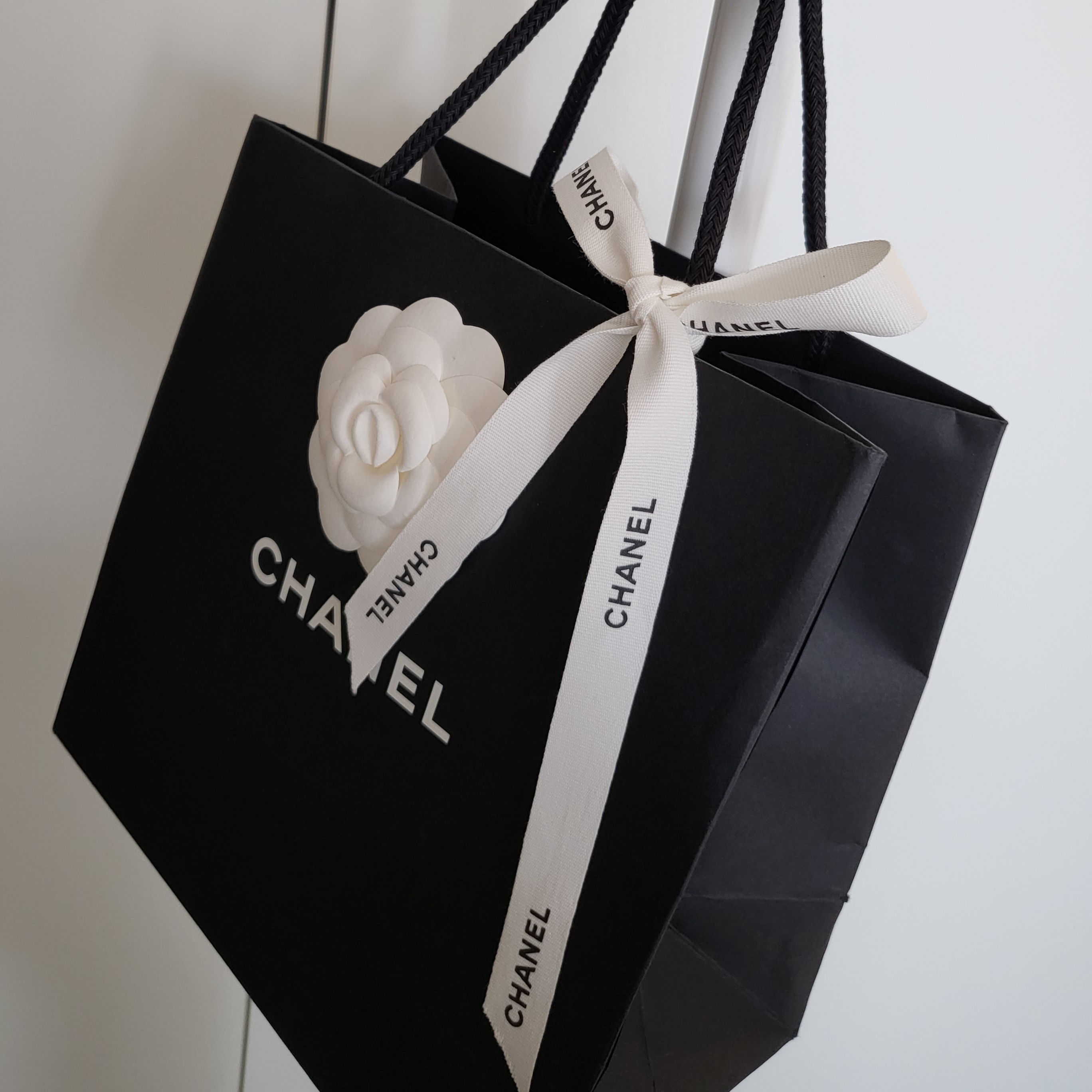 Chanel Classic Card Holder Grained Calfskin & Gold Black 착용 스타일 - 1