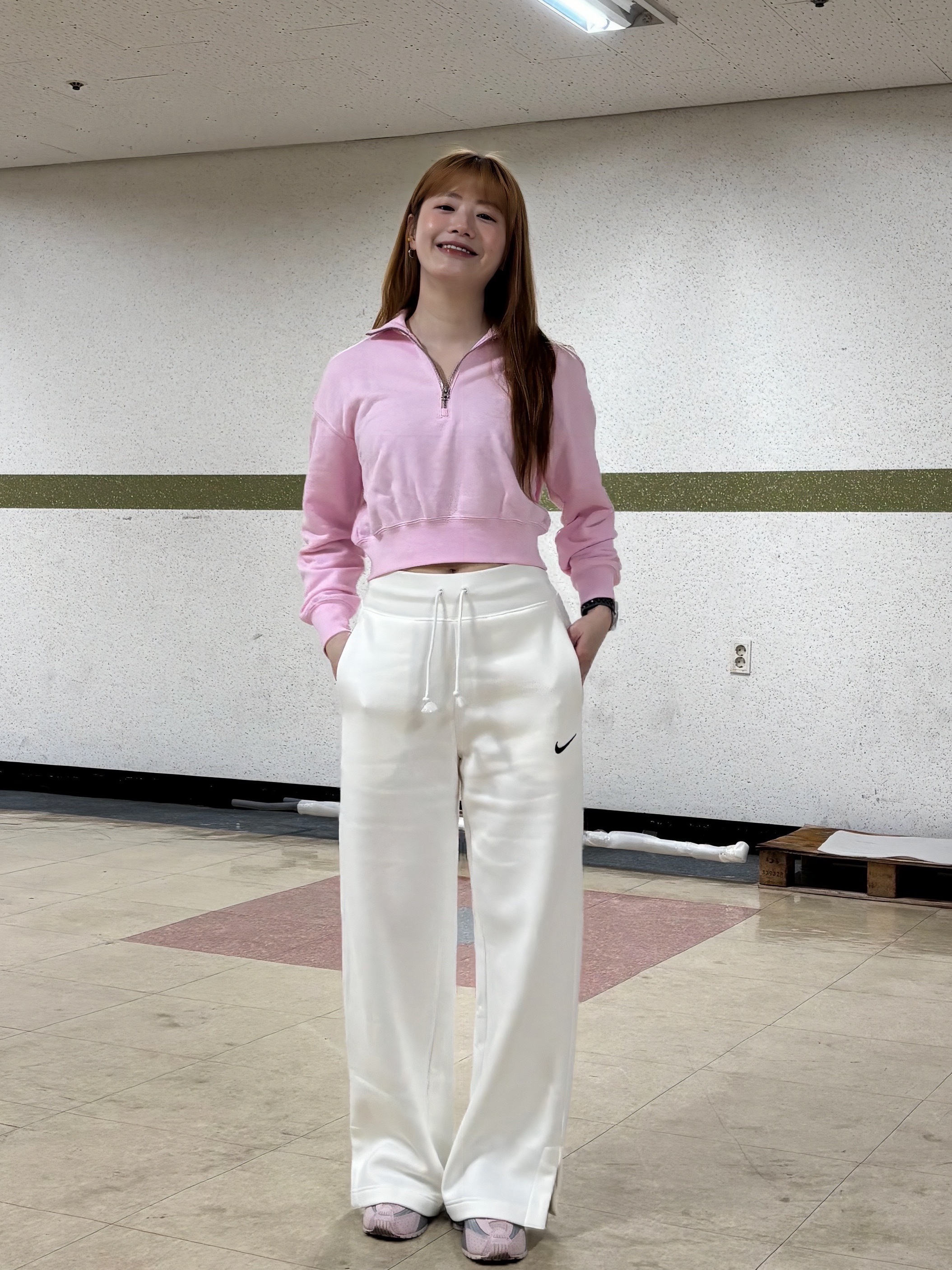 (W) Nike Shox R4 Barely Rose Metallic Platinum, (W) Nike NSW Phoenix Fleece 1/2 Zip Cropped Sweatshirt Pink Foam (HV8731-663) 착용 스타일 - 6