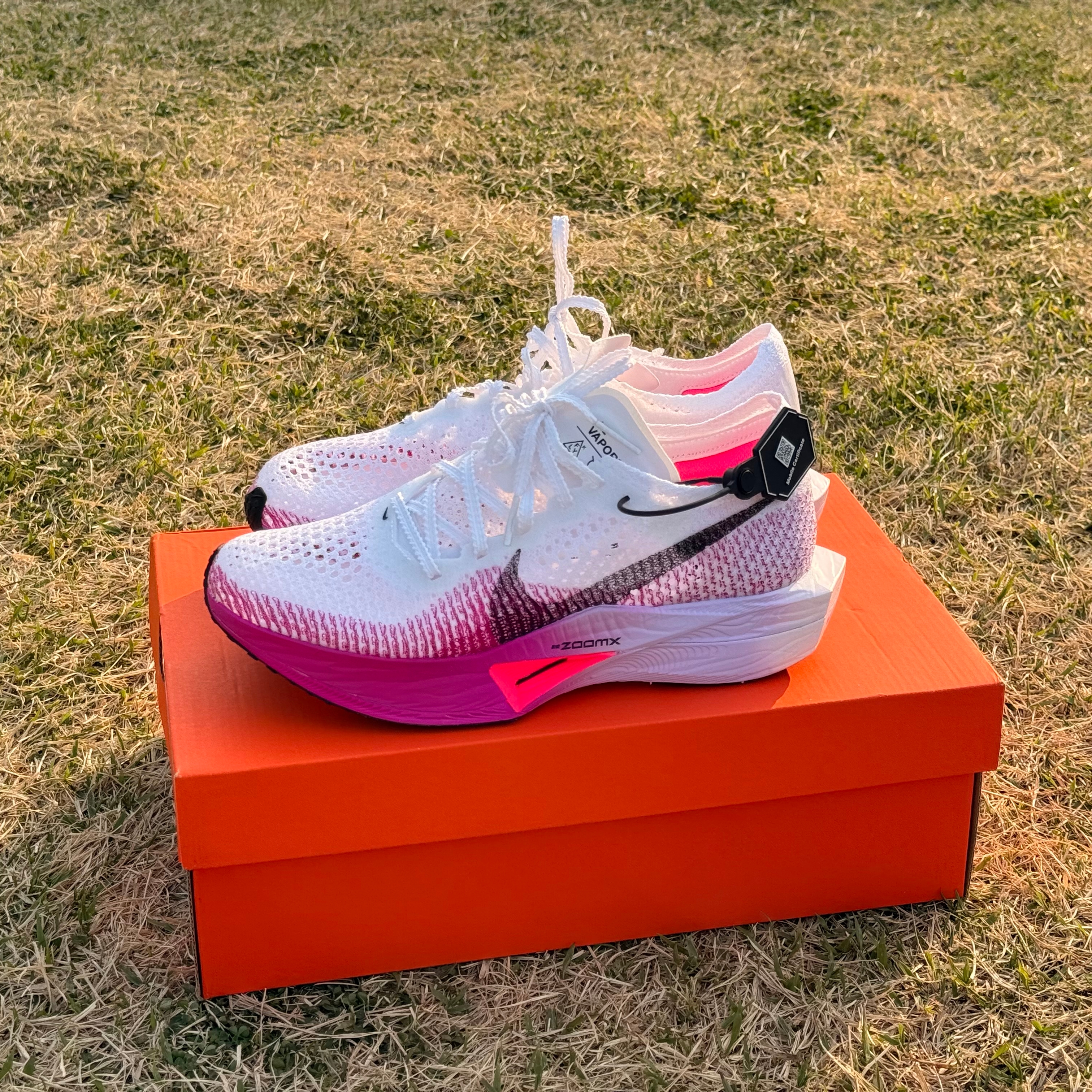 (W) Nike ZoomX Vaporfly Next% 3 White Vivid Purple 착용 스타일 - 2