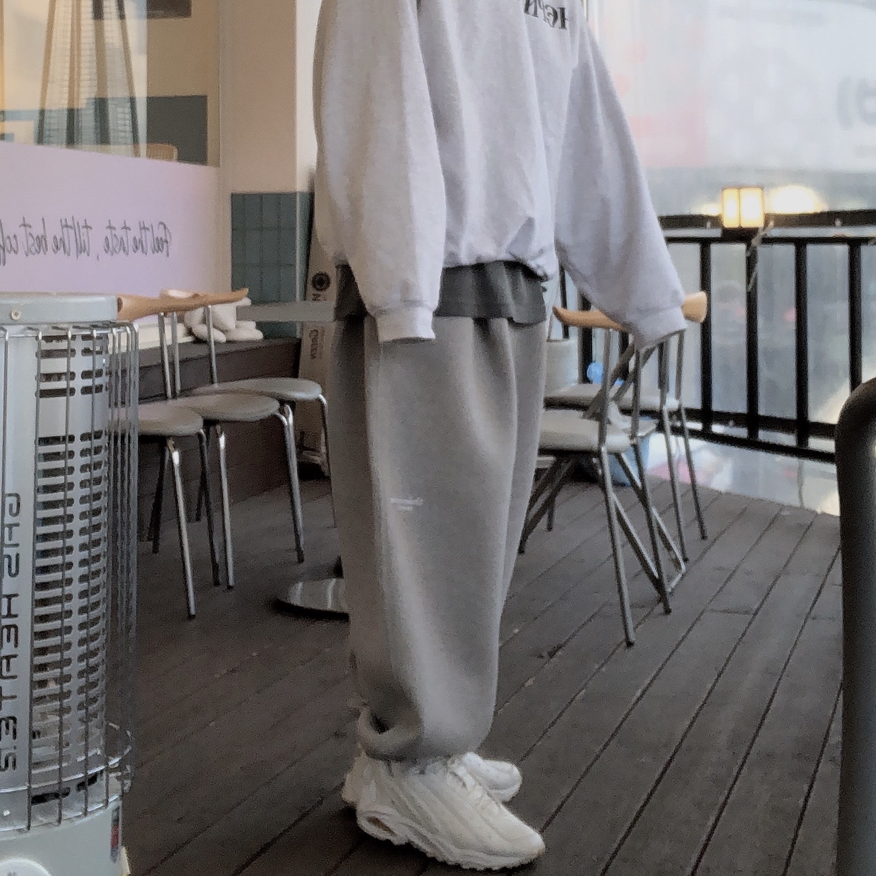 Undermycar Mu.03 Anti Fxxking Logo Play Oversized Sweat Jogger Melange Gray, Nike x Drake Nocta Hot Step Air Terra Triple White 착용 스타일 - 3