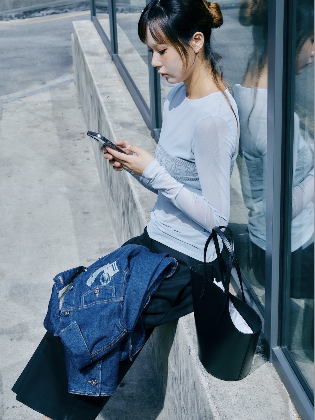 Amomento Women Leather Bucket Bag Black - 26SS, Namacheko Sweynthill Slipper Black - 25FW 착용 스타일 - 4