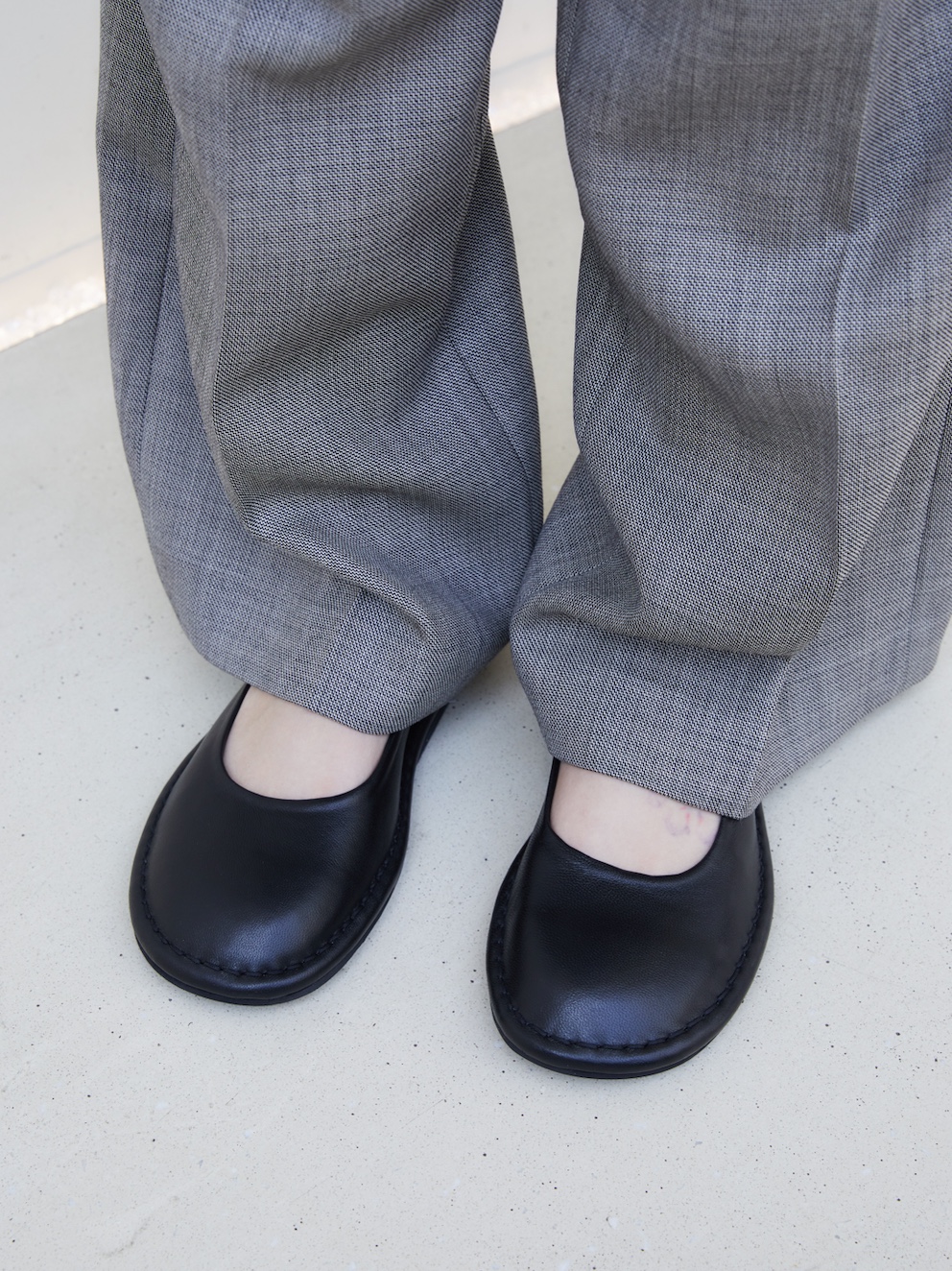 Amomento Women Rounded Flats Black - 26SS, Amomento Women Wool Flared Pants Grey Beige - 26SS 착용 스타일 - 2