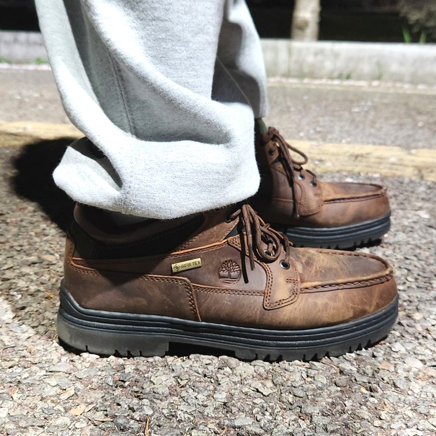 Timberland Heritage Gore-Tex Moc Toe Mid Boots in Full Grain Brown -Wide, KAVU Fleece Strap Cap Black Bean 착용 스타일 - 4