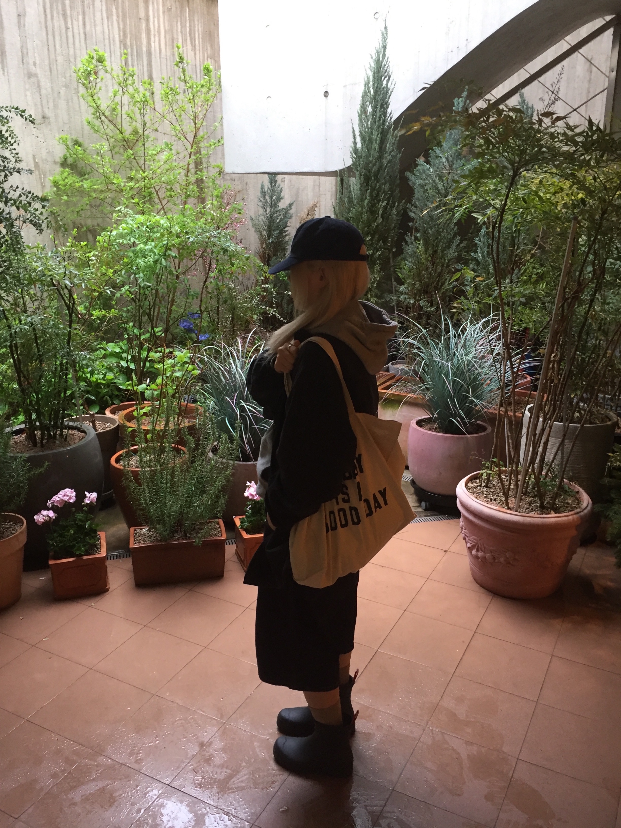 (W) Hunter Play Short Rain Boots Black 착용 스타일 - 2