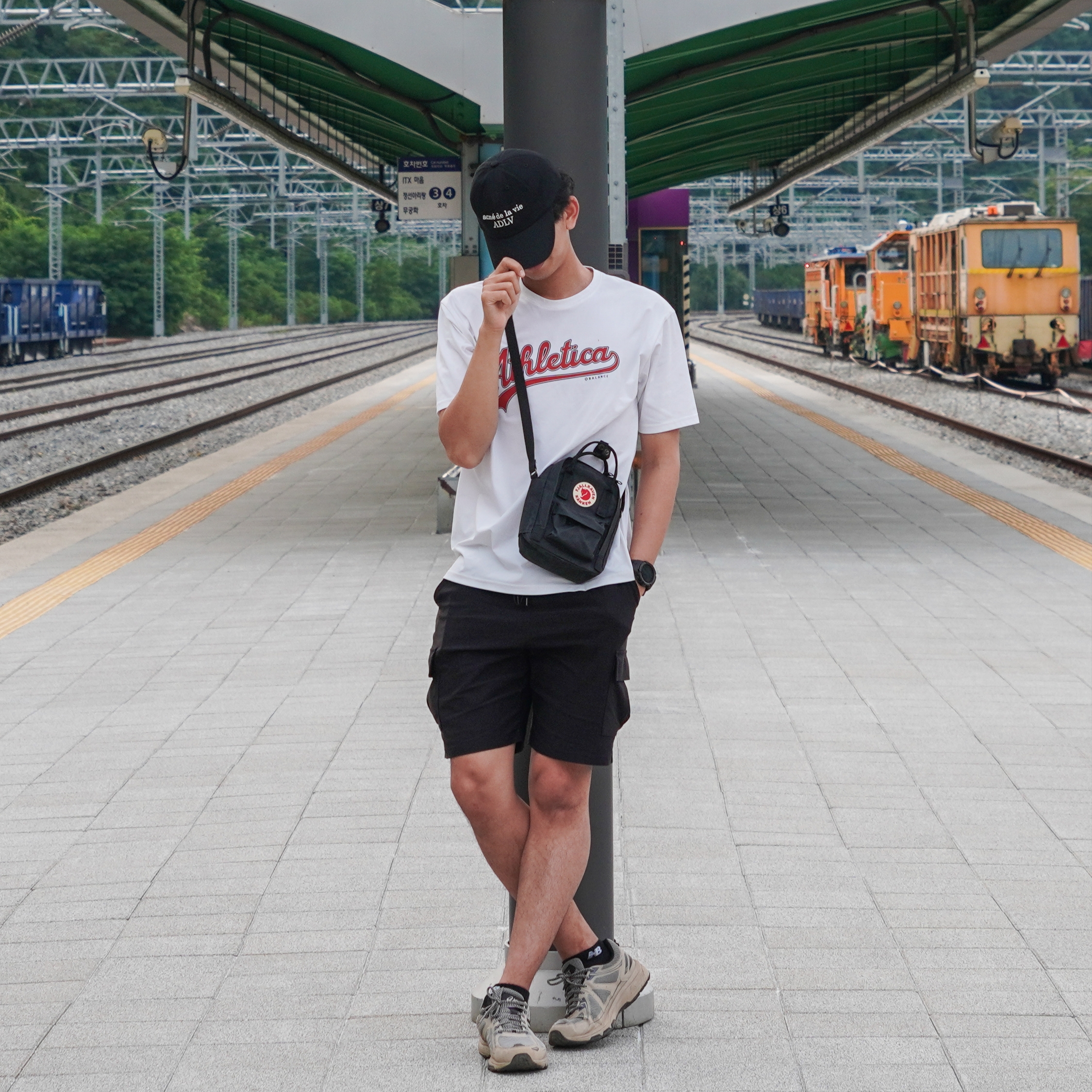 Asics Gel-Venture 6 Feather Grey Black, Fjallraven Kanken Sling Black 착용 스타일