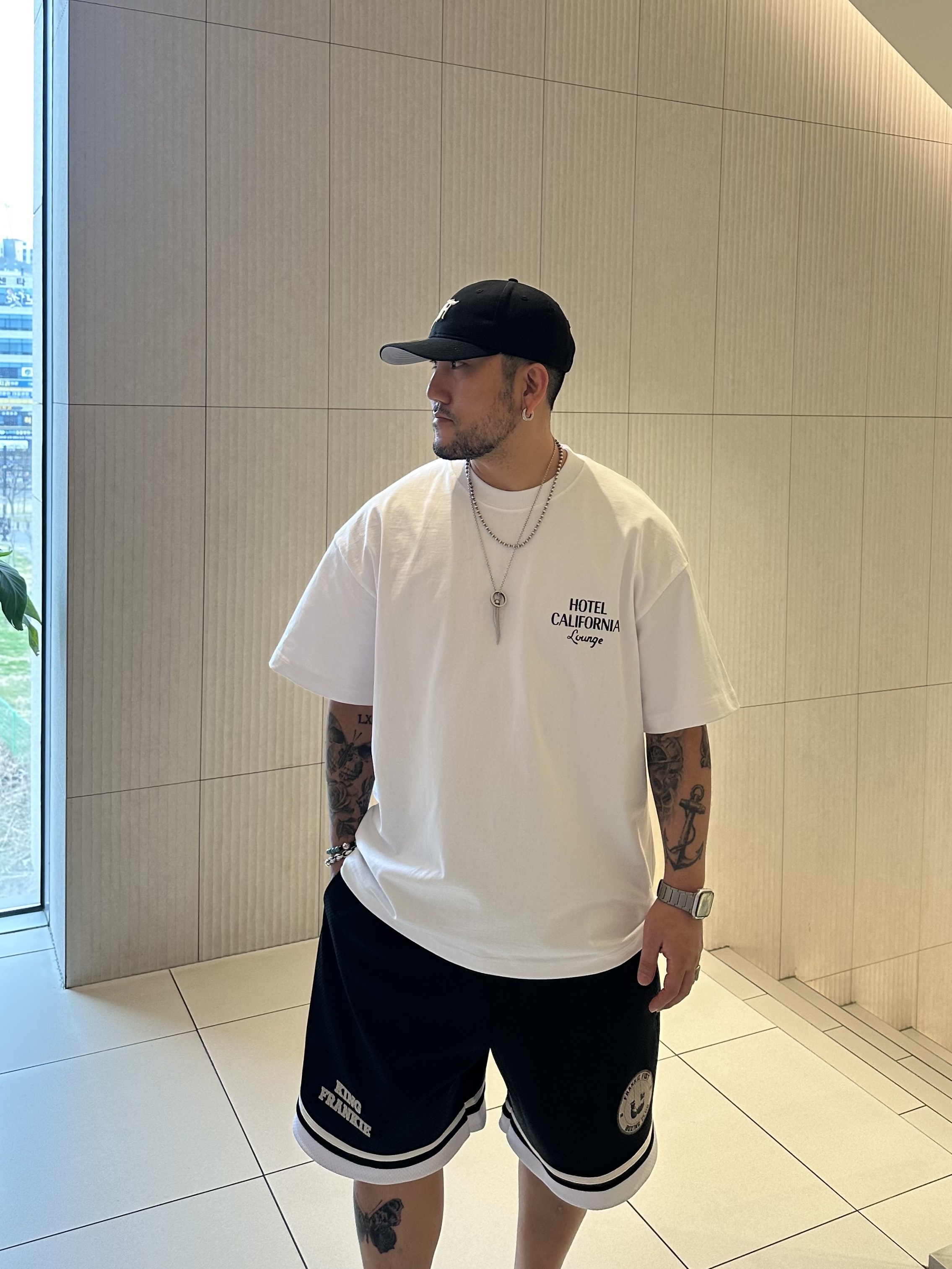 New Era x Fear of God 9forty Chicago White Sox Adjustable Cap Black, Yeezy x Gosha Rubchinskiy YZY Black Dogs T-Shirt Heather Grey 착용 스타일 - 1