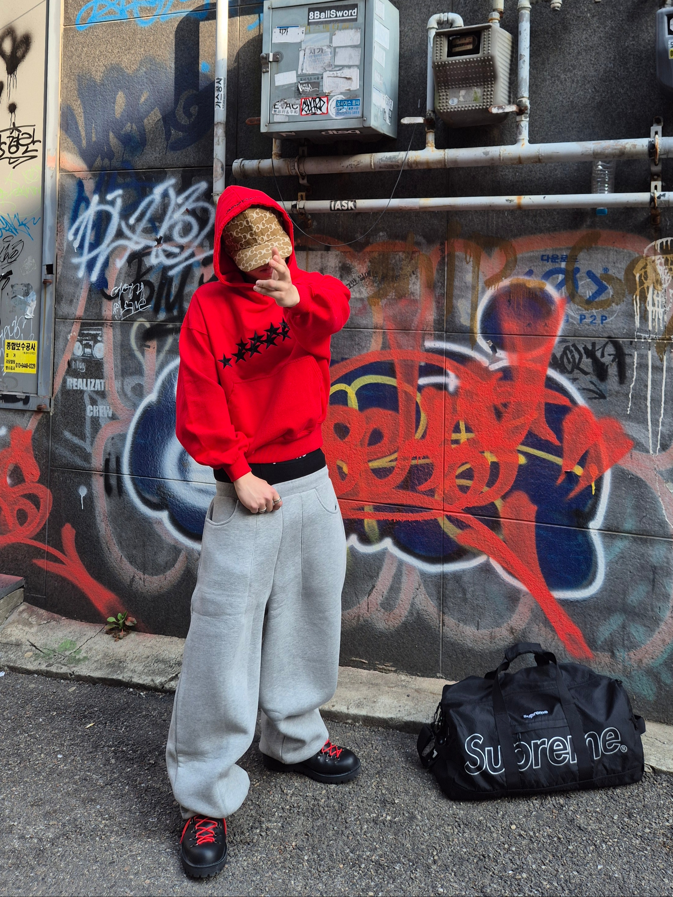 Supreme Duffle Bag Black - 18FW, Supreme Hanes Boxer Briefs Black (4 Pack) 착용 스타일 - 3