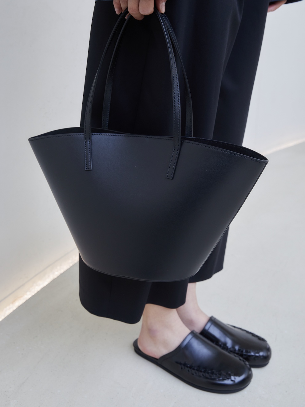 Amomento Women Leather Bucket Bag Black - 26SS, Namacheko Sweynthill Slipper Black - 25FW 착용 스타일 - 1