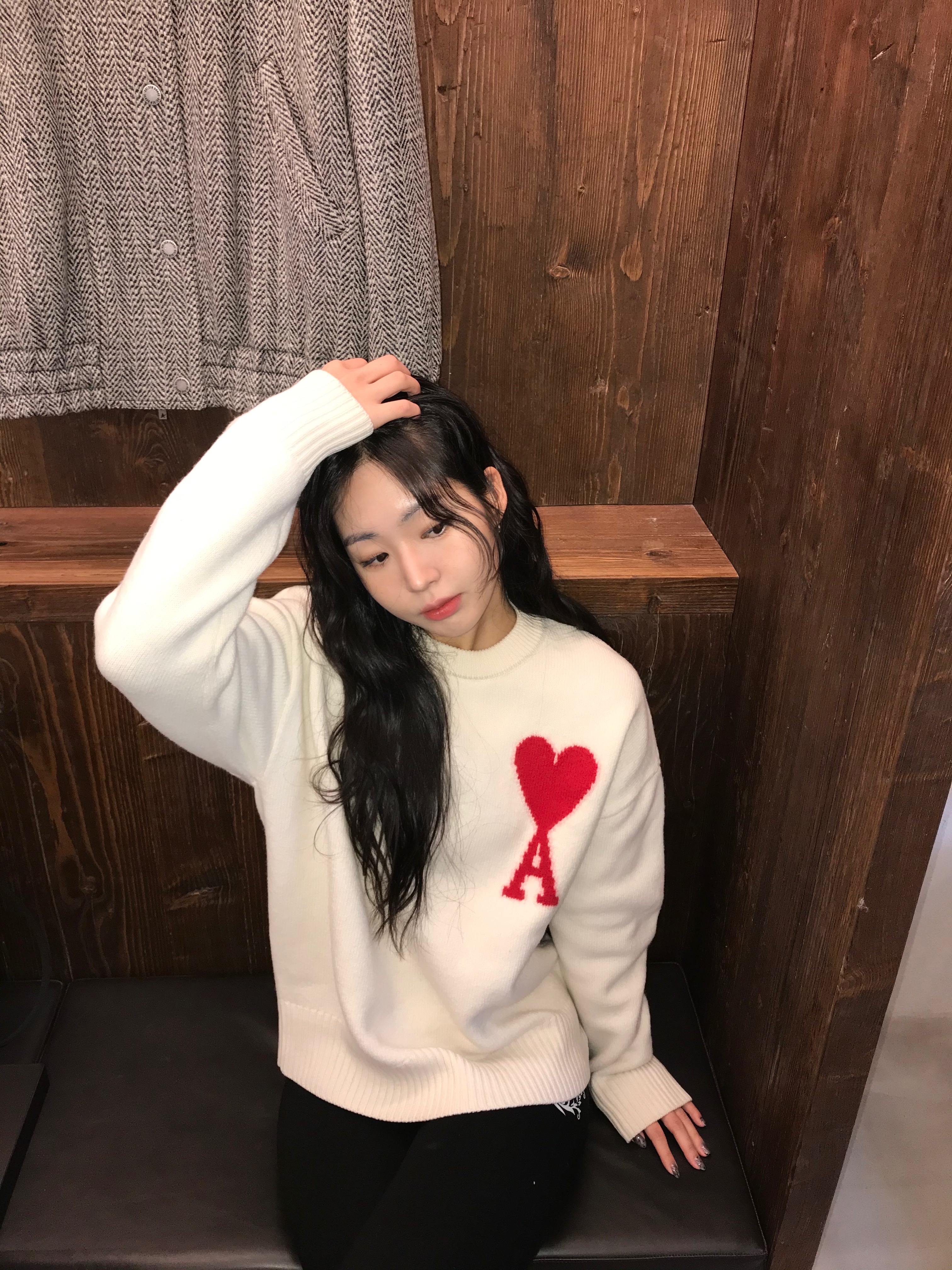 AMI de Coeur Oversize Intarsia Sweater Off White Red 착용 스타일 - 2
