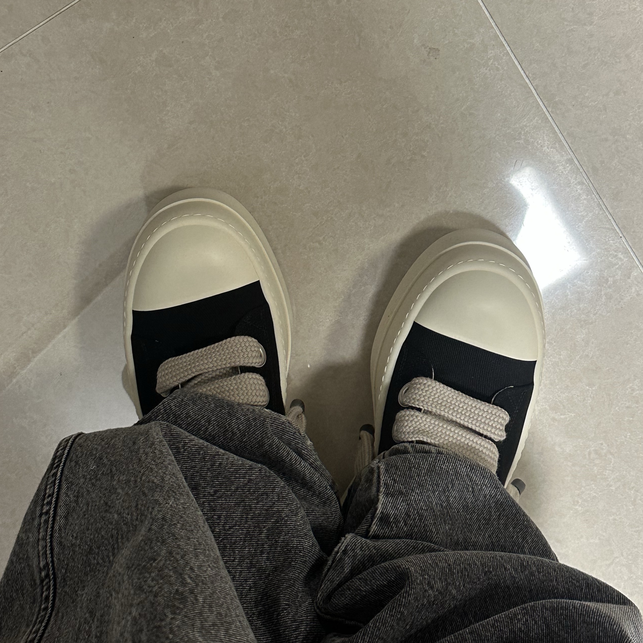 Rick Owens Mega Bumper Jumbolace Sneakers Black Milk, Rick Owens Mega Bumper Sneakers Black Milk 착용 스타일 - 3