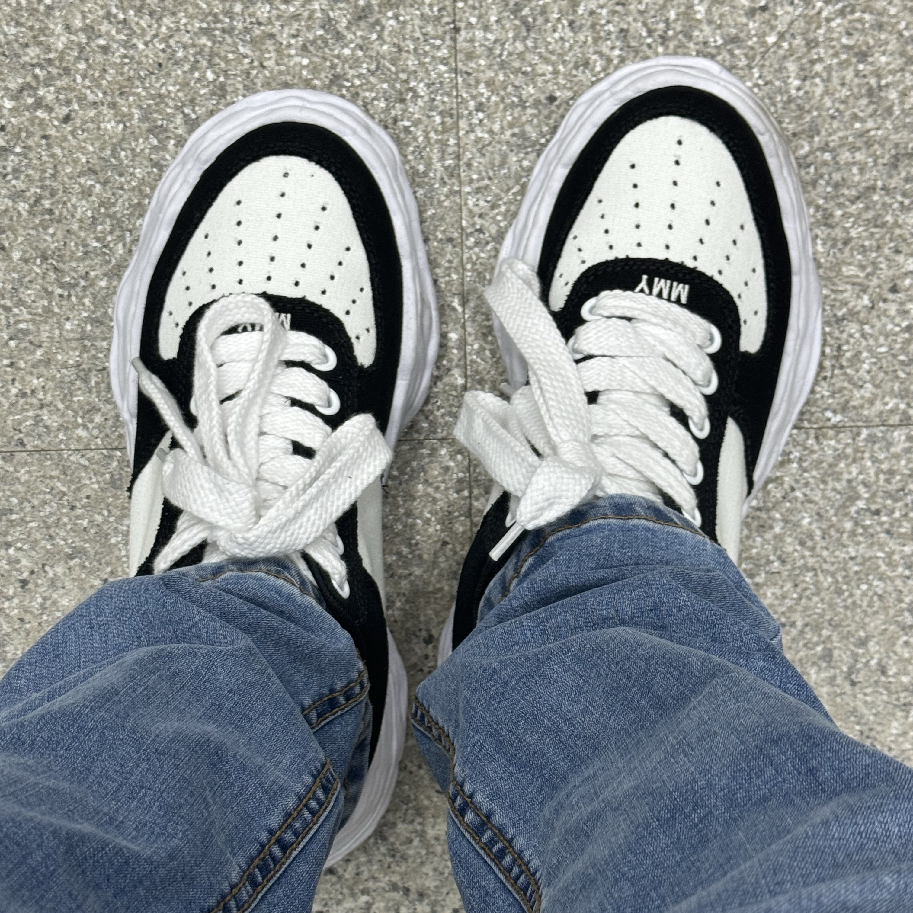Maison Mihara Yasuhiro Wayne OG Sole Canvas Low-top Sneakers Black White 착용 스타일