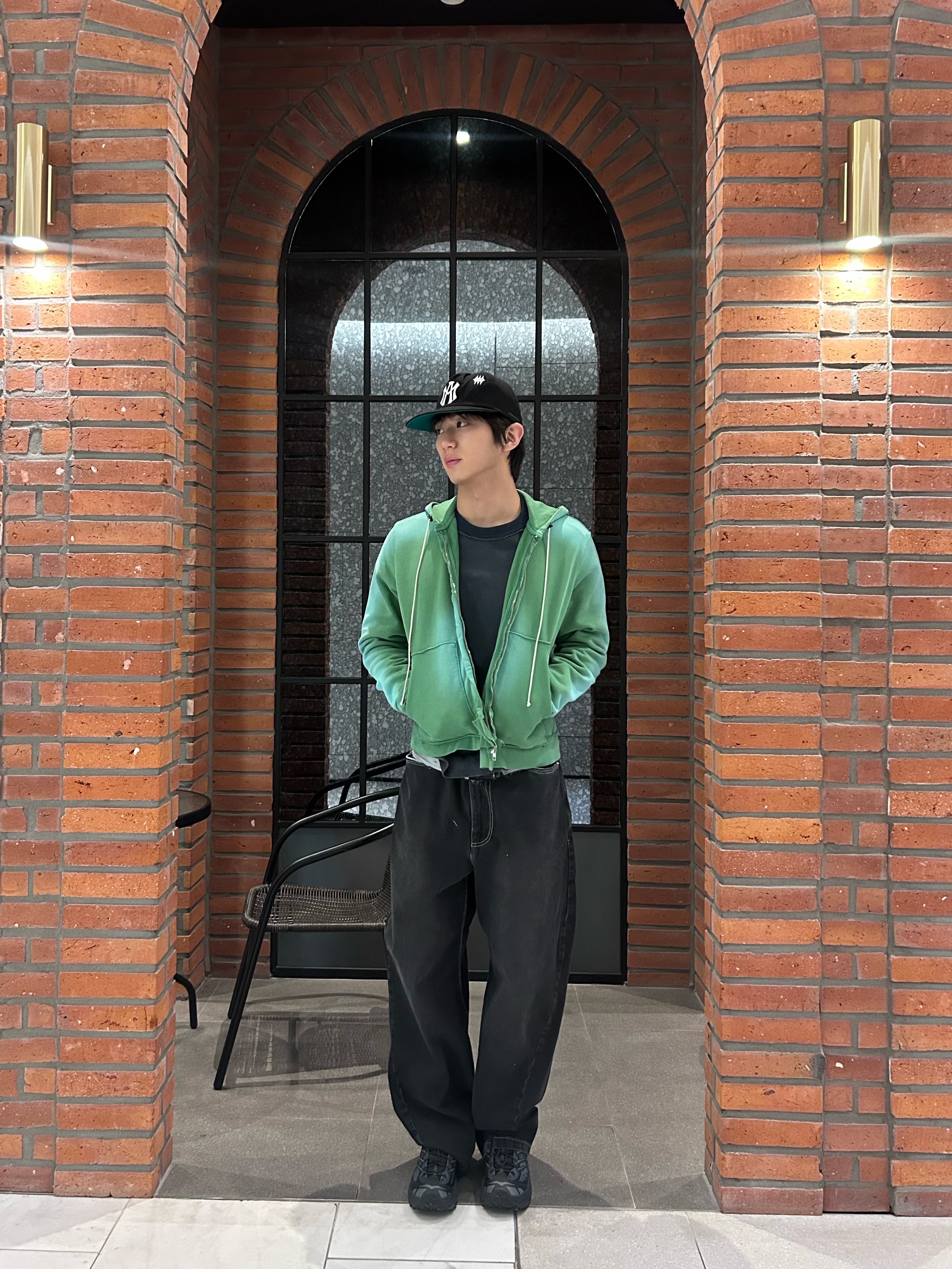 Camiel Fortgens Normal Tee LS Navy - 25FW, Camiel Fortgens Fitted Zip Hoodie Heavy Sweat Green Sun Faded - 25SS 착용 스타일 - 1
