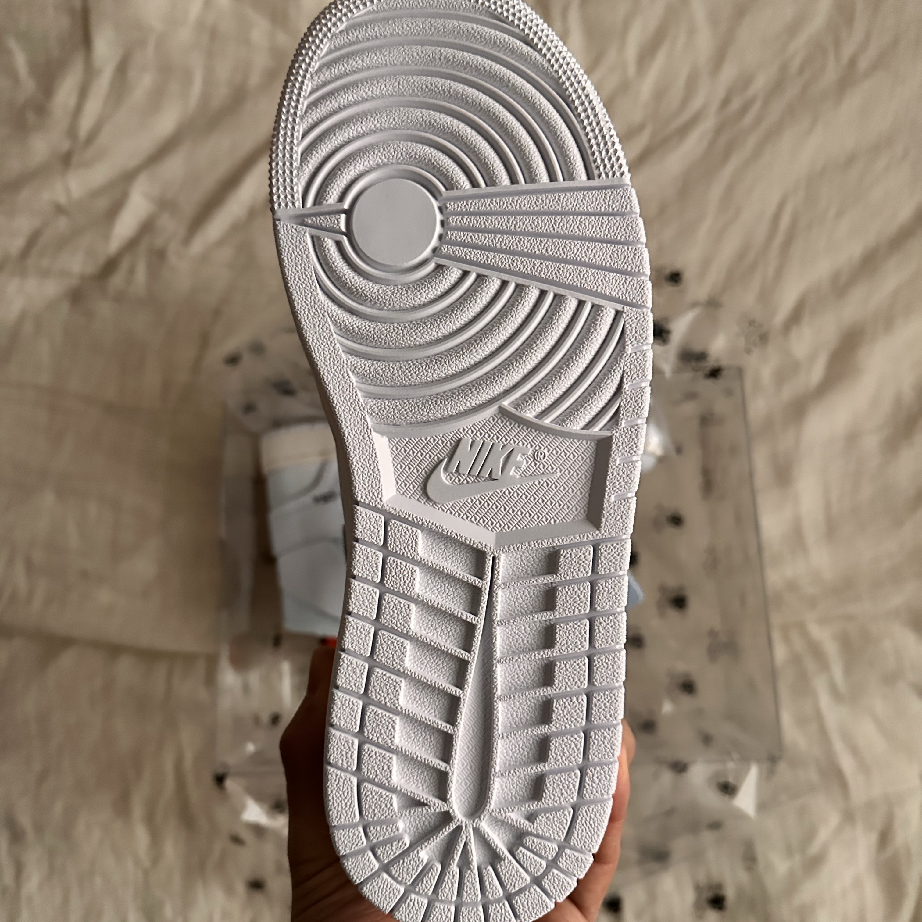 Jordan 1 x Virgil Abloh Archive Retro High Alaska White 착용 스타일 - 7